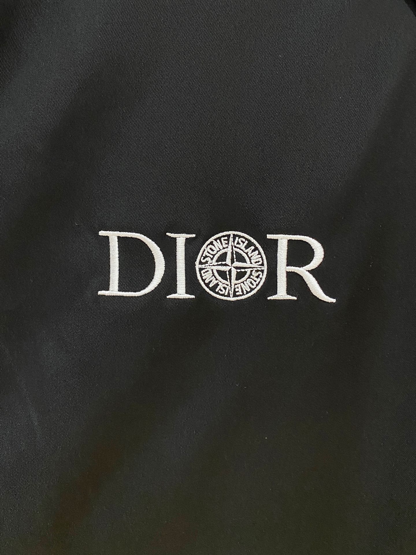 新品。diro家新款夹克外套，秀场新品‼品相非常完美，舒适保暖，三标齐全色泽饱满诱人，非常出彩的设计，轻