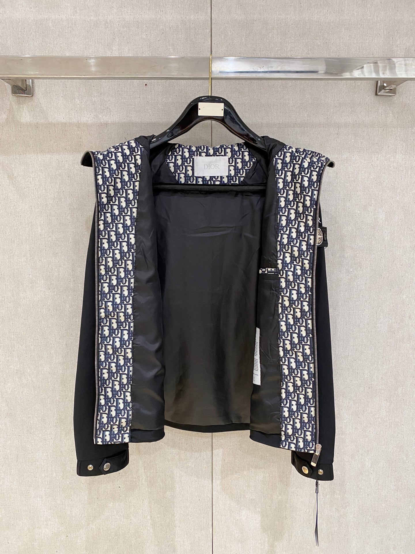 新品。diro家新款夹克外套，秀场新品‼品相非常完美，舒适保暖，三标齐全色泽饱满诱人，非常出彩的设计，轻