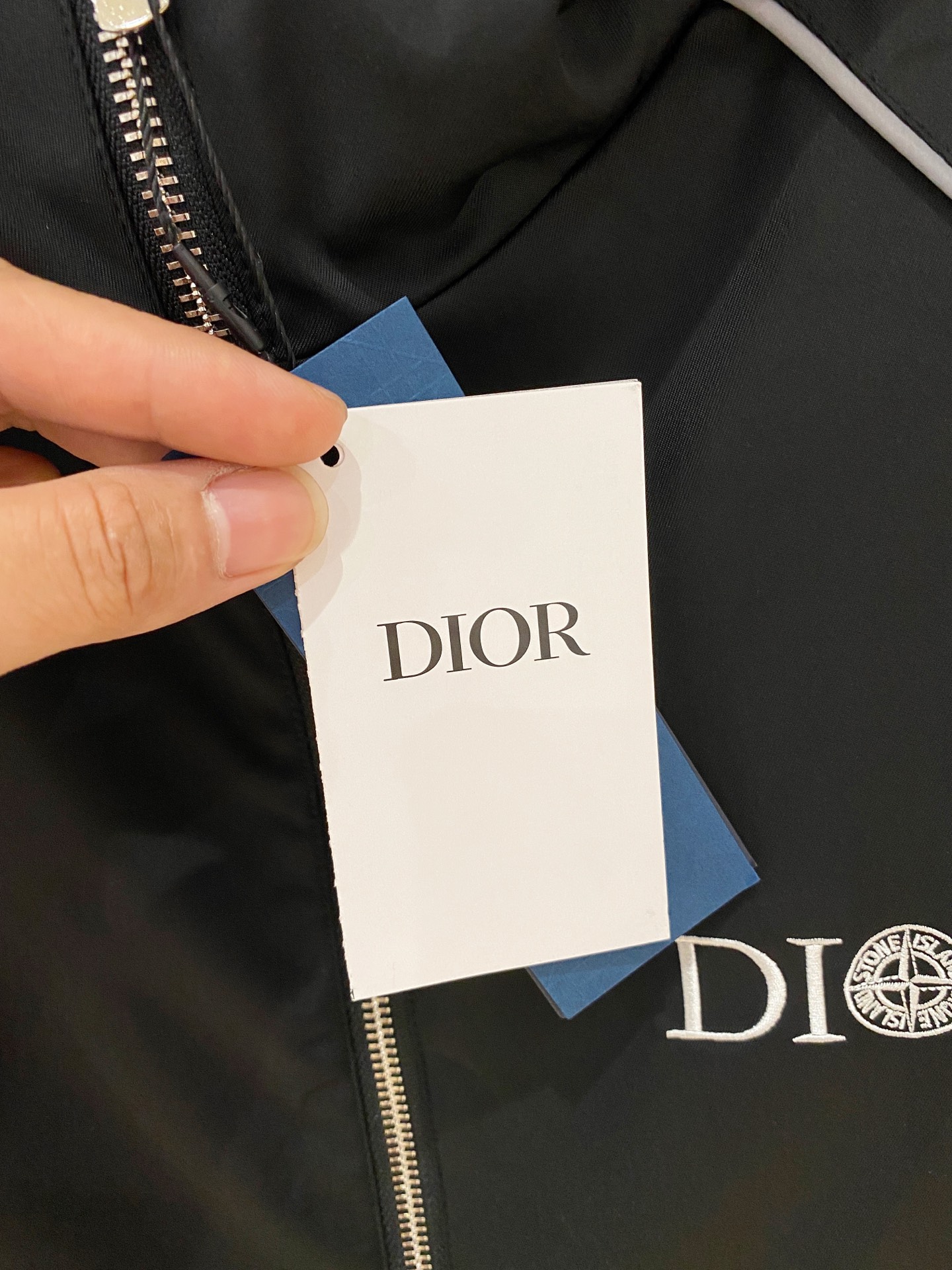 新品。diro家新款夹克外套，秀场新品‼品相非常完美，舒适保暖，三标齐全色泽饱满诱人，非常出彩的设计，轻