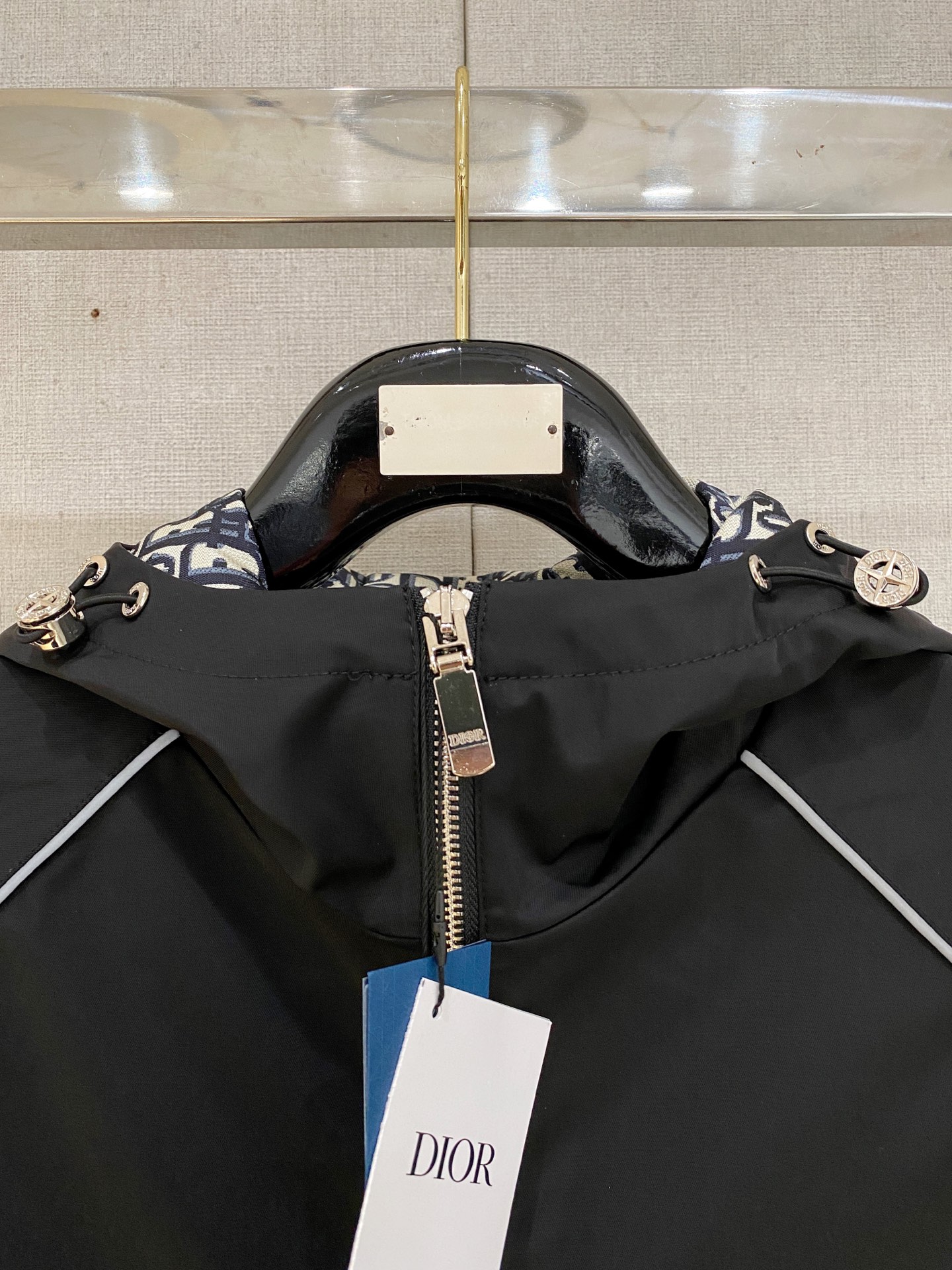 新品。diro家新款夹克外套，秀场新品‼品相非常完美，舒适保暖，三标齐全色泽饱满诱人，非常出彩的设计，轻