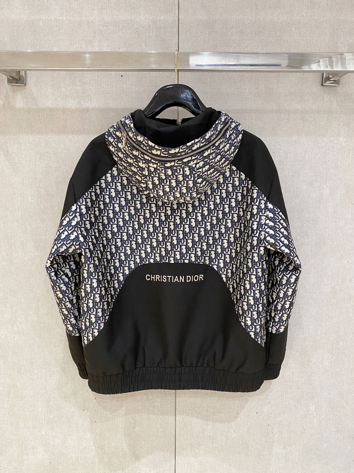 新品。diro家新款夹克外套，秀场新品‼品相非常完美，舒适保暖，三标齐全色泽饱满诱人，非常出彩的设计，轻