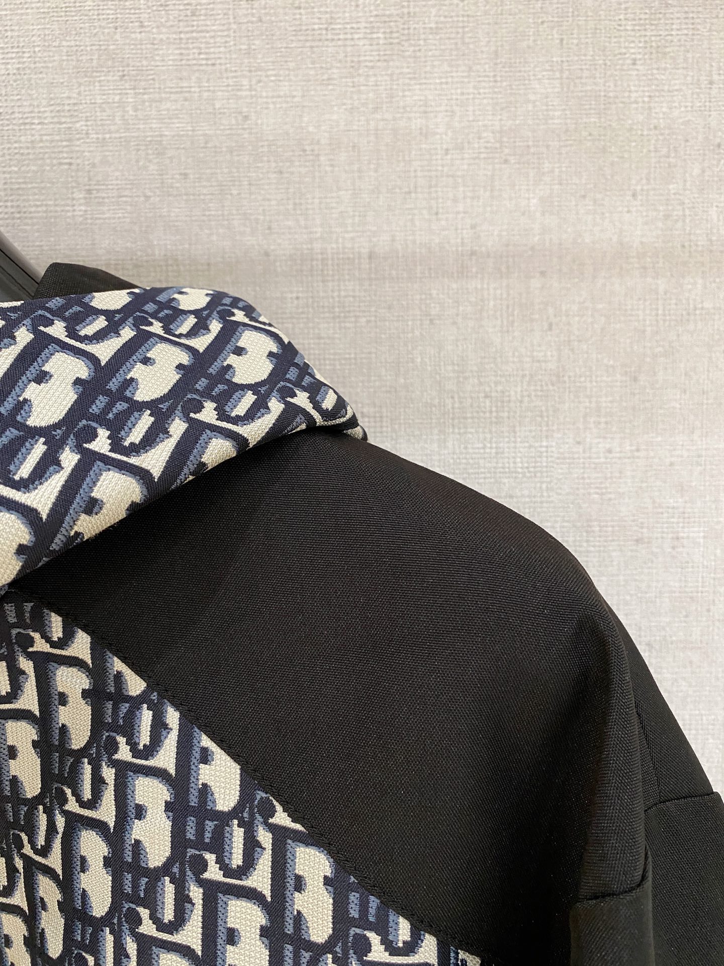 新品。diro家新款夹克外套，秀场新品‼品相非常完美，舒适保暖，三标齐全色泽饱满诱人，非常出彩的设计，轻