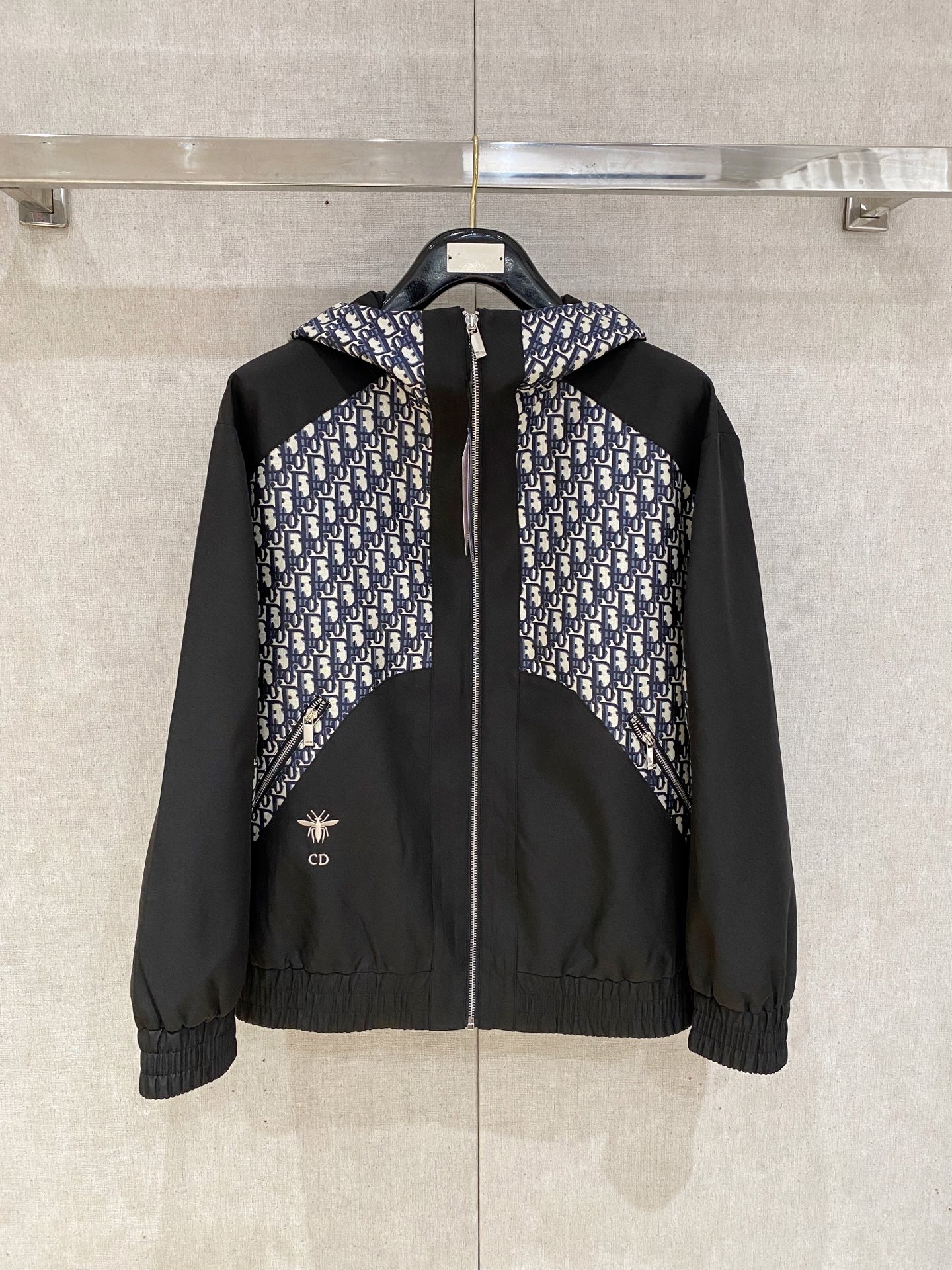 NO:538112,New product.diro home new jacket jacket, the new product on the show is perfect, comfortable and warm, the three-standard complete colors and full and attractive, and the very outstanding design easily advances the sense of fashion. The workmanship is extremely exquisite and rigorous, and the wiring is neat and meticulous!  A masterpiece of a big-name designer!  The upper body doesn't look bloated and super handsome!  Spot code M ~ XXXL,,jackets & coats,jackets & coats,alexander wang19860909新品.diro家新款夹克外套,秀场新品品相非常完美,舒适保暖,三标齐全色泽饱满诱人,非常出彩的设计,轻松将时髦感进阶,做工极为考究严谨,走线工整细致！大牌设计师巨作！上身不显臃肿、超级帅气！现货码数M ～ XXXL,,jackets & coats,jackets & coats,alexander wang,Men's clothing