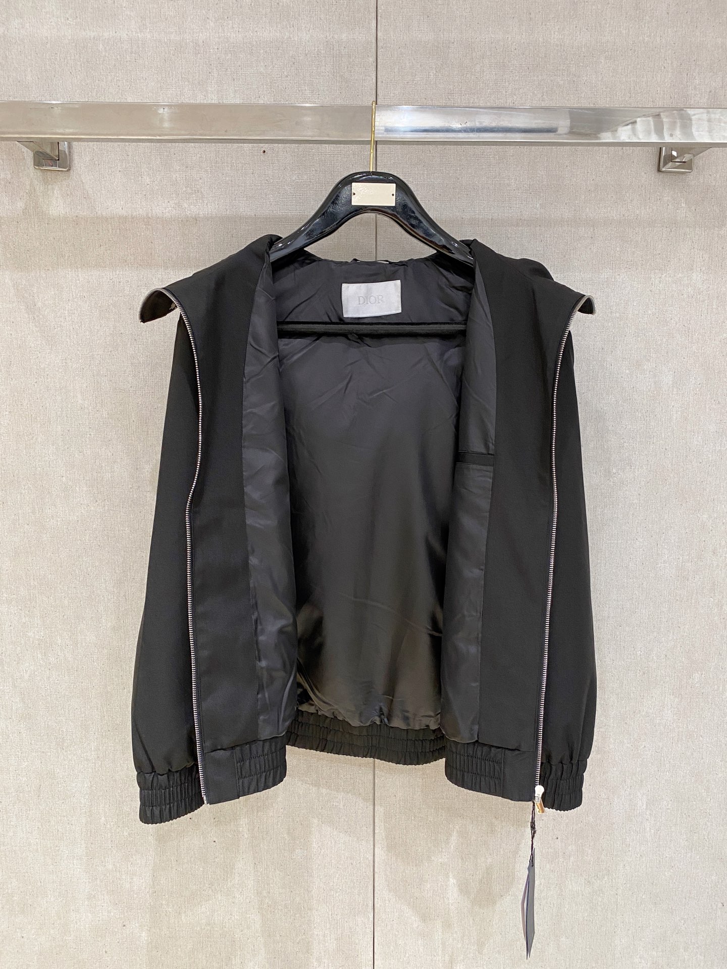 新品。diro家新款夹克外套，秀场新品‼品相非常完美，舒适保暖，三标齐全色泽饱满诱人，非常出彩的设计，轻