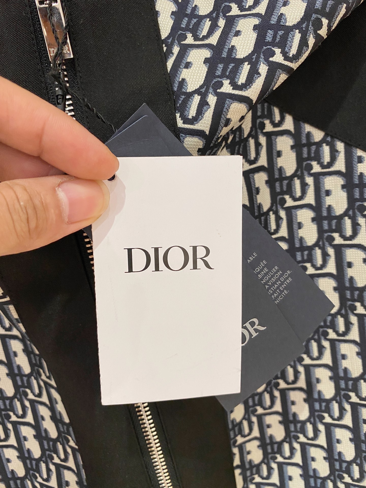 新品。diro家新款夹克外套，秀场新品‼品相非常完美，舒适保暖，三标齐全色泽饱满诱人，非常出彩的设计，轻