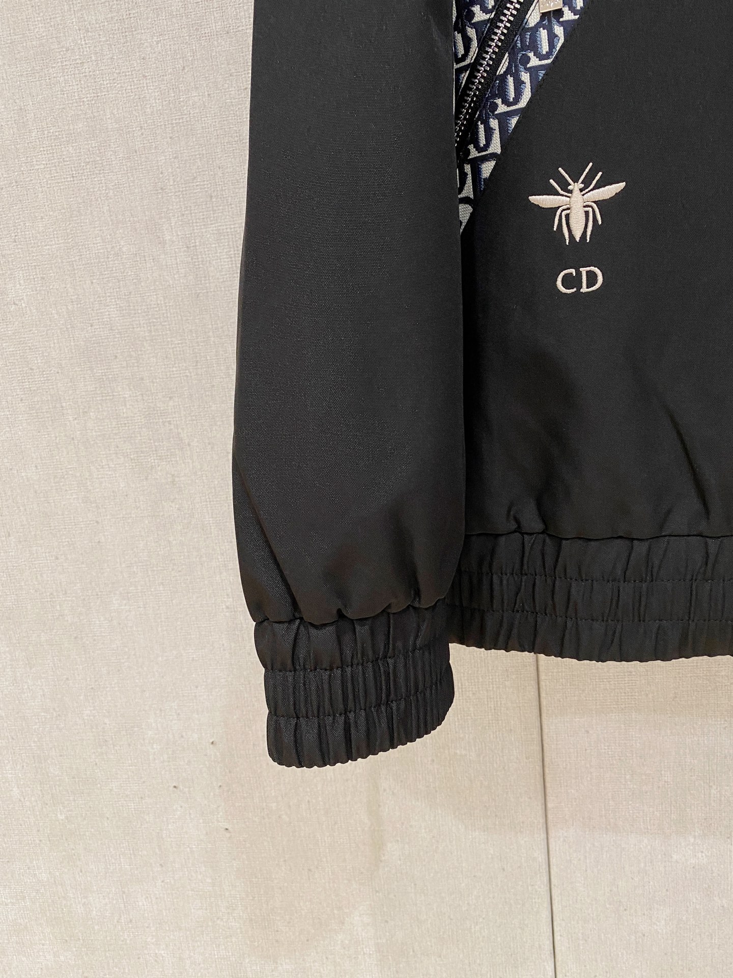 新品。diro家新款夹克外套，秀场新品‼品相非常完美，舒适保暖，三标齐全色泽饱满诱人，非常出彩的设计，轻