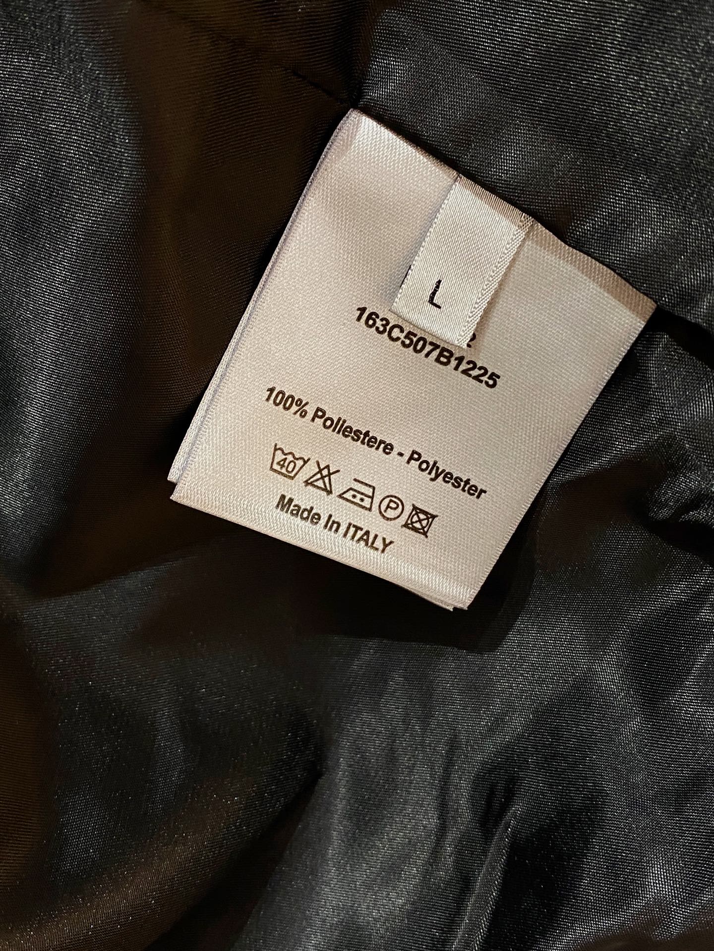 新品。diro家新款夹克外套，秀场新品‼品相非常完美，舒适保暖，三标齐全色泽饱满诱人，非常出彩的设计，轻