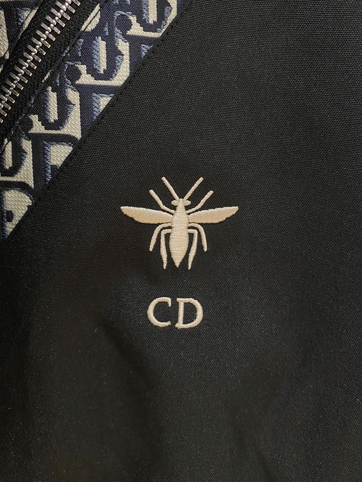 新品。diro家新款夹克外套，秀场新品‼品相非常完美，舒适保暖，三标齐全色泽饱满诱人，非常出彩的设计，轻