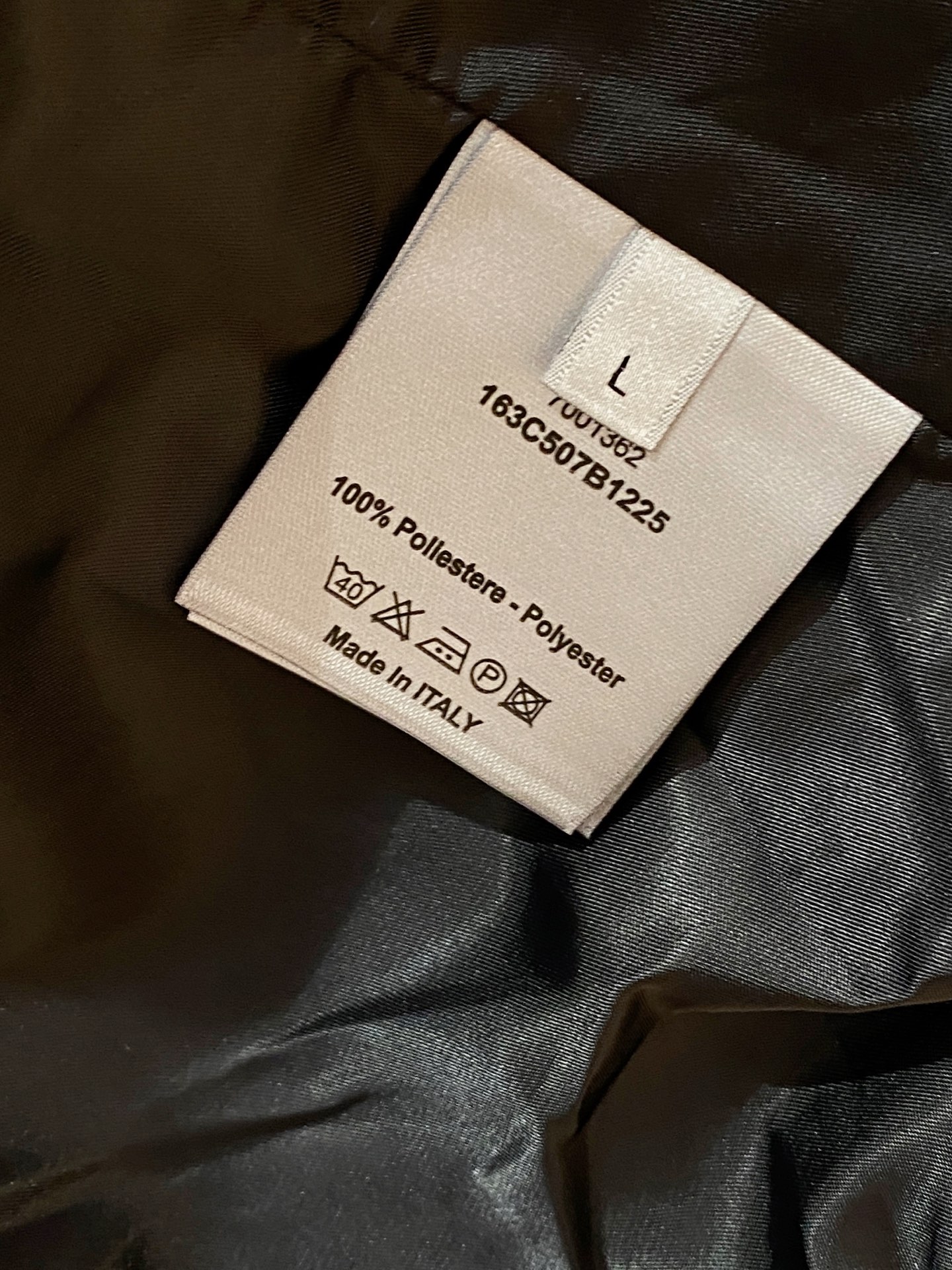 新品。diro家新款夹克外套，秀场新品‼品相非常完美，舒适保暖，三标齐全色泽饱满诱人，非常出彩的设计，轻