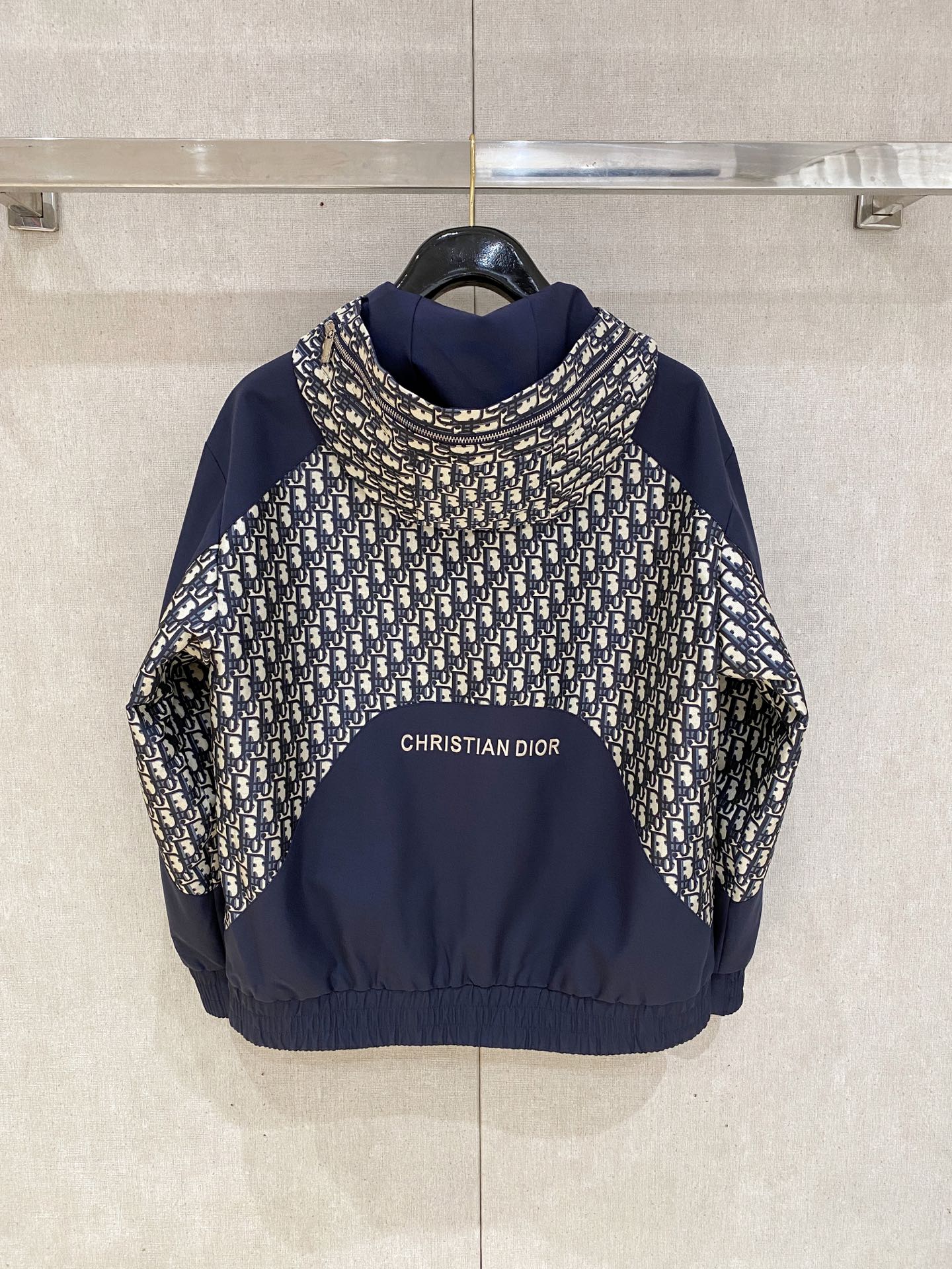 新品。diro家新款夹克外套，秀场新品‼品相非常完美，舒适保暖，三标齐全色泽饱满诱人，非常出彩的设计，轻