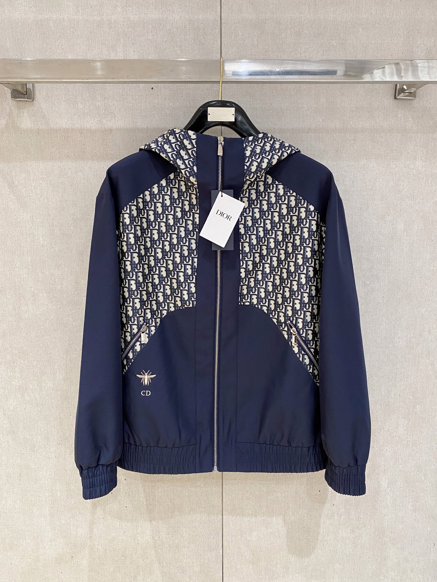 NO:509158,New product.diro home new jacket jacket, the new product on the show is perfect, comfortable and warm, the three-standard complete colors and full and attractive, and the very outstanding design easily advances the sense of fashion. The workmanship is extremely exquisite and rigorous, and the wiring is neat and meticulous!  A masterpiece of a big-name designer!  The upper body doesn't look bloated and super handsome!  Spot code M ~ XXXL,,jackets & coats,jackets & coats,alexander wang19860909新品.diro家新款夹克外套,秀场新品品相非常完美,舒适保暖,三标齐全色泽饱满诱人,非常出彩的设计,轻松将时髦感进阶,做工极为考究严谨,走线工整细致！大牌设计师巨作！上身不显臃肿、超级帅气！现货码数M ～ XXXL,,jackets & coats,jackets & coats,alexander wang,Men's clothing