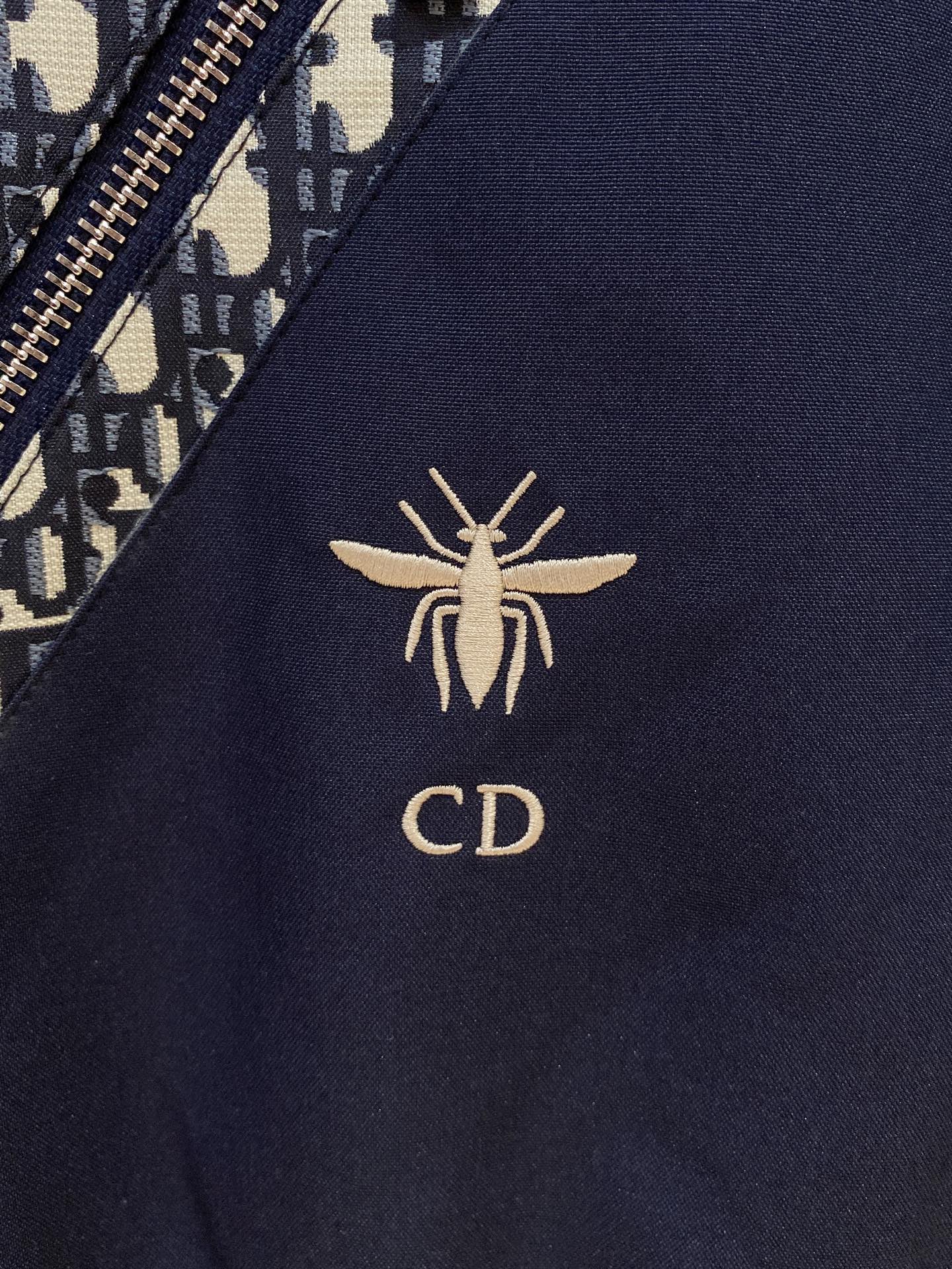 新品。diro家新款夹克外套，秀场新品‼品相非常完美，舒适保暖，三标齐全色泽饱满诱人，非常出彩的设计，轻