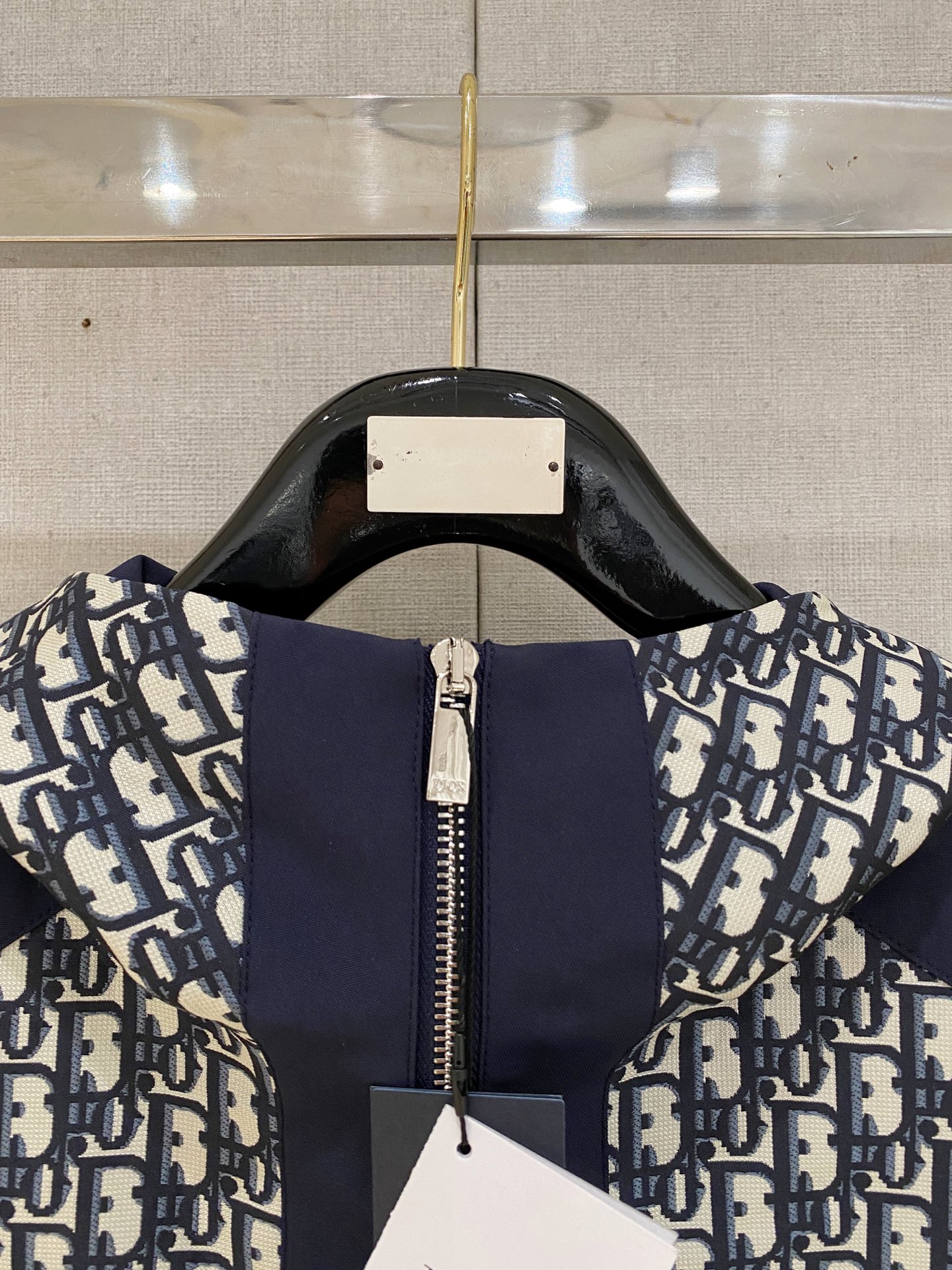 新品。diro家新款夹克外套，秀场新品‼品相非常完美，舒适保暖，三标齐全色泽饱满诱人，非常出彩的设计，轻