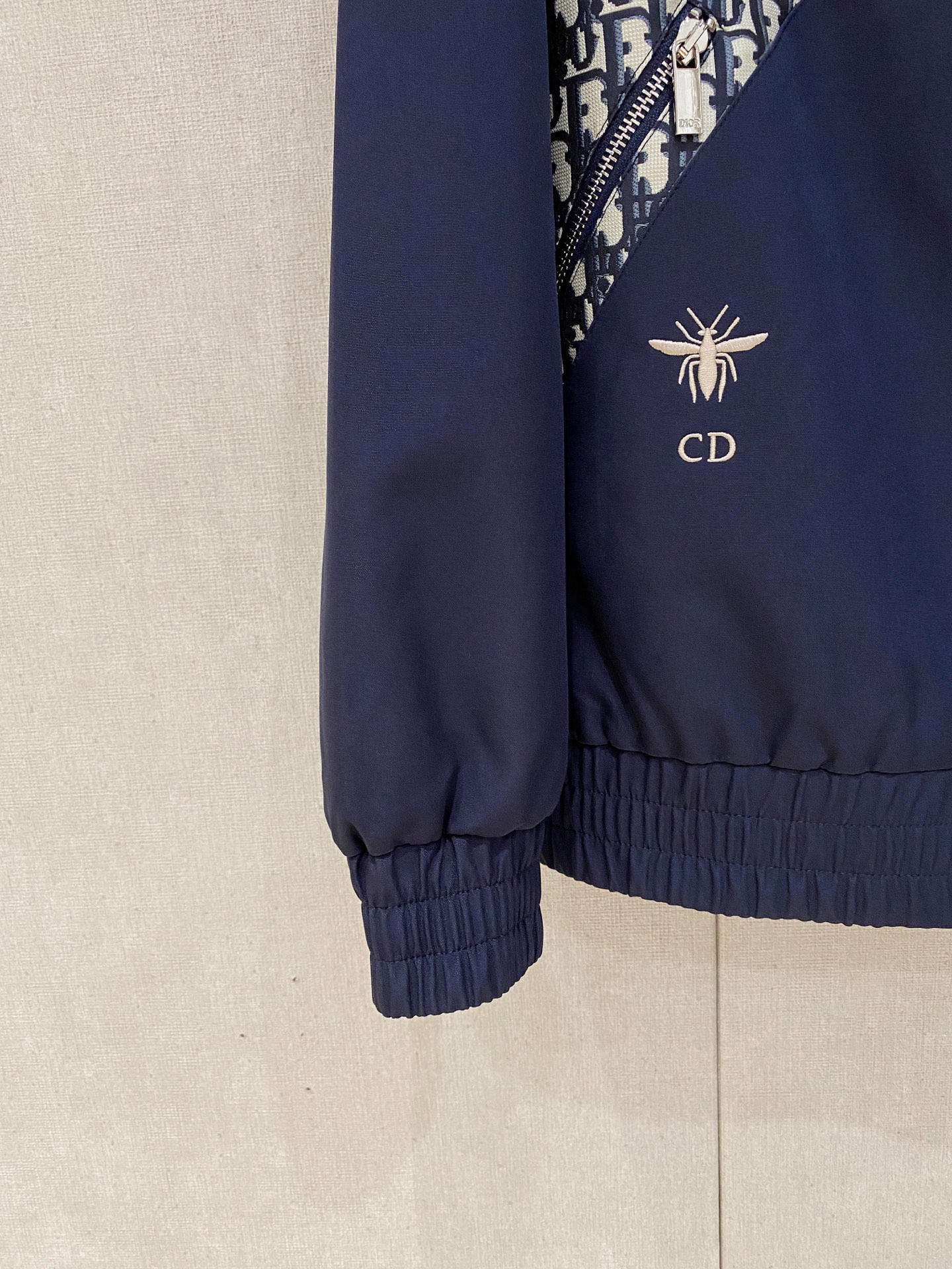 新品。diro家新款夹克外套，秀场新品‼品相非常完美，舒适保暖，三标齐全色泽饱满诱人，非常出彩的设计，轻