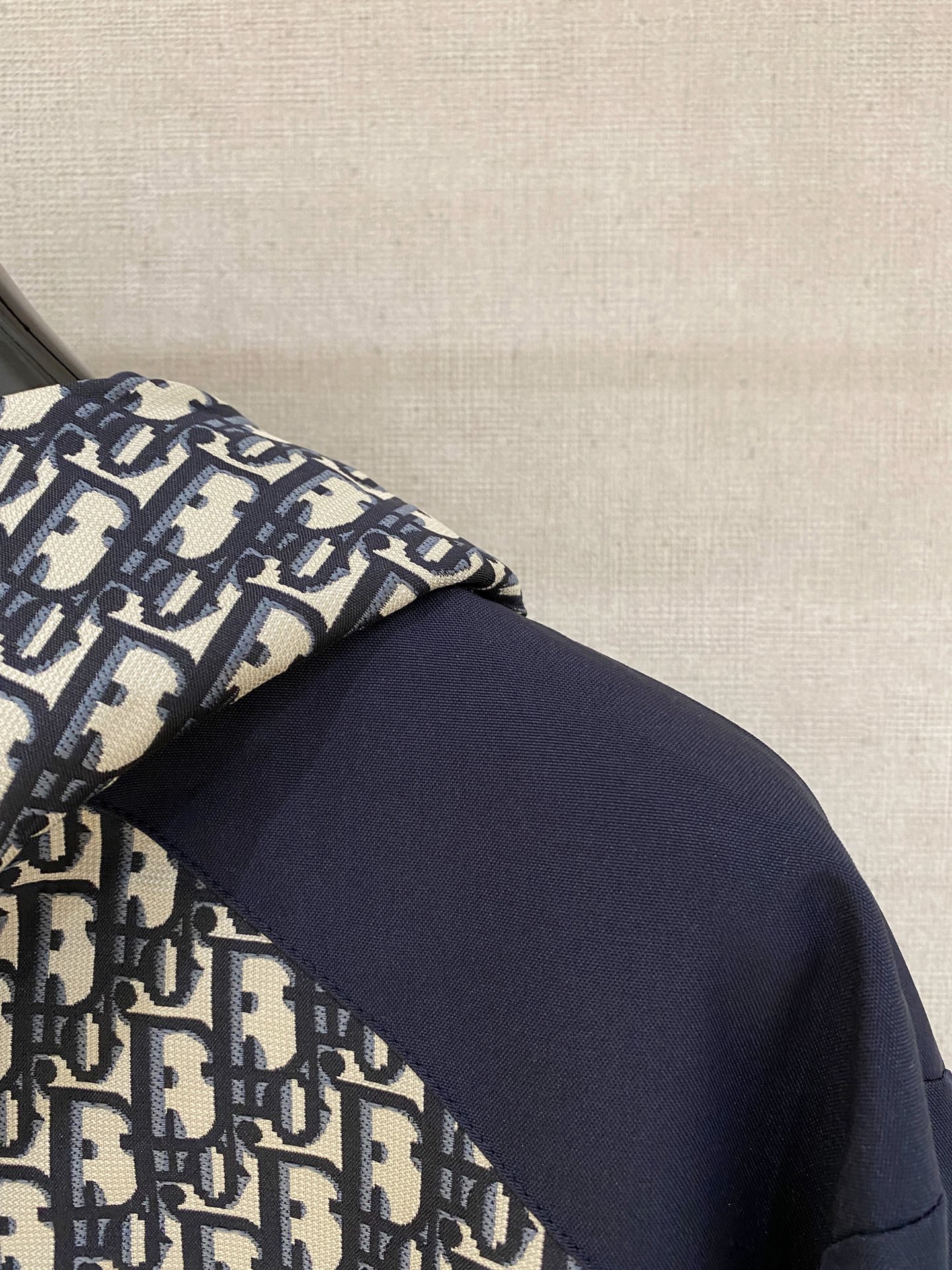 新品。diro家新款夹克外套，秀场新品‼品相非常完美，舒适保暖，三标齐全色泽饱满诱人，非常出彩的设计，轻