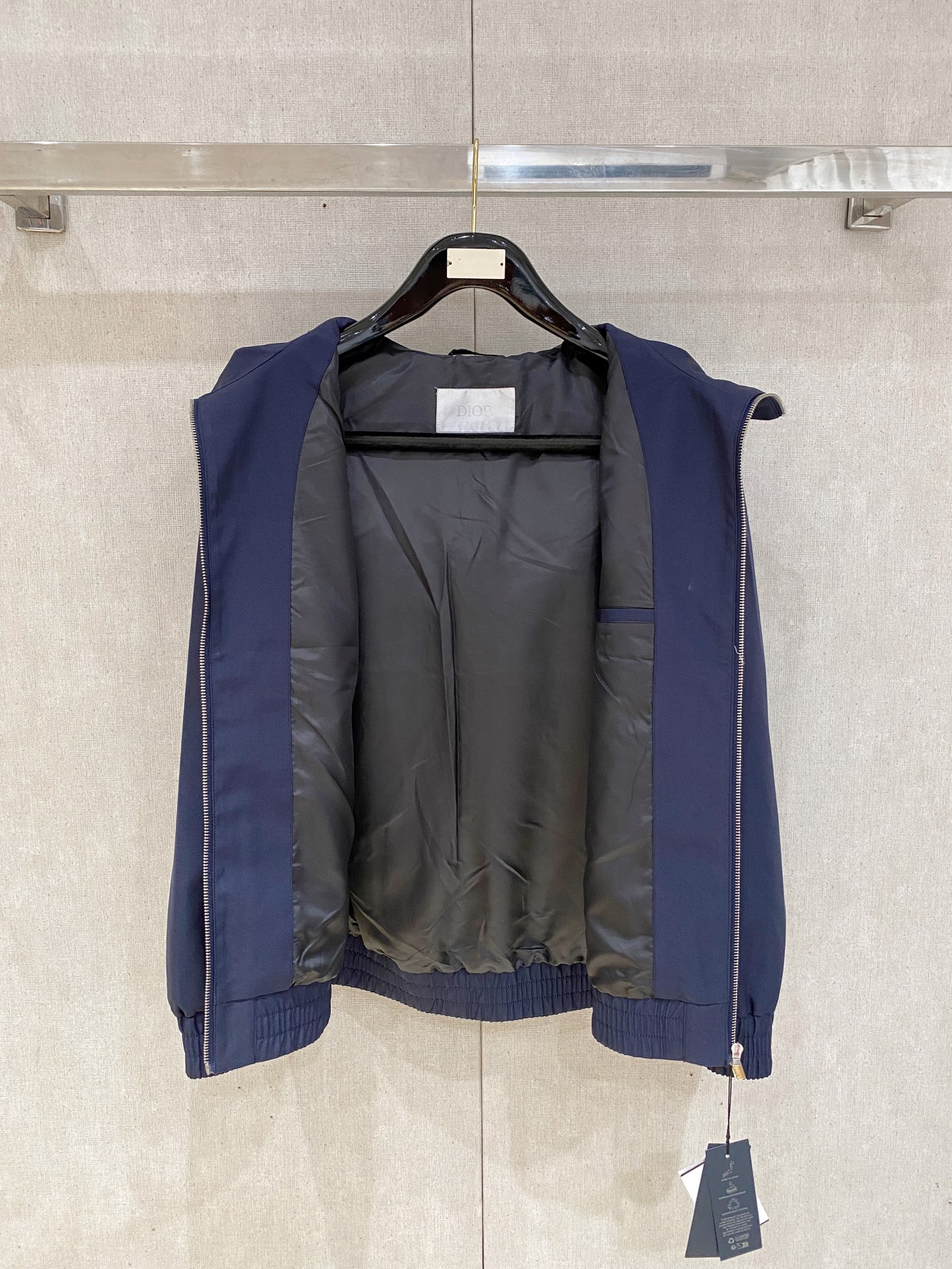 新品。diro家新款夹克外套，秀场新品‼品相非常完美，舒适保暖，三标齐全色泽饱满诱人，非常出彩的设计，轻