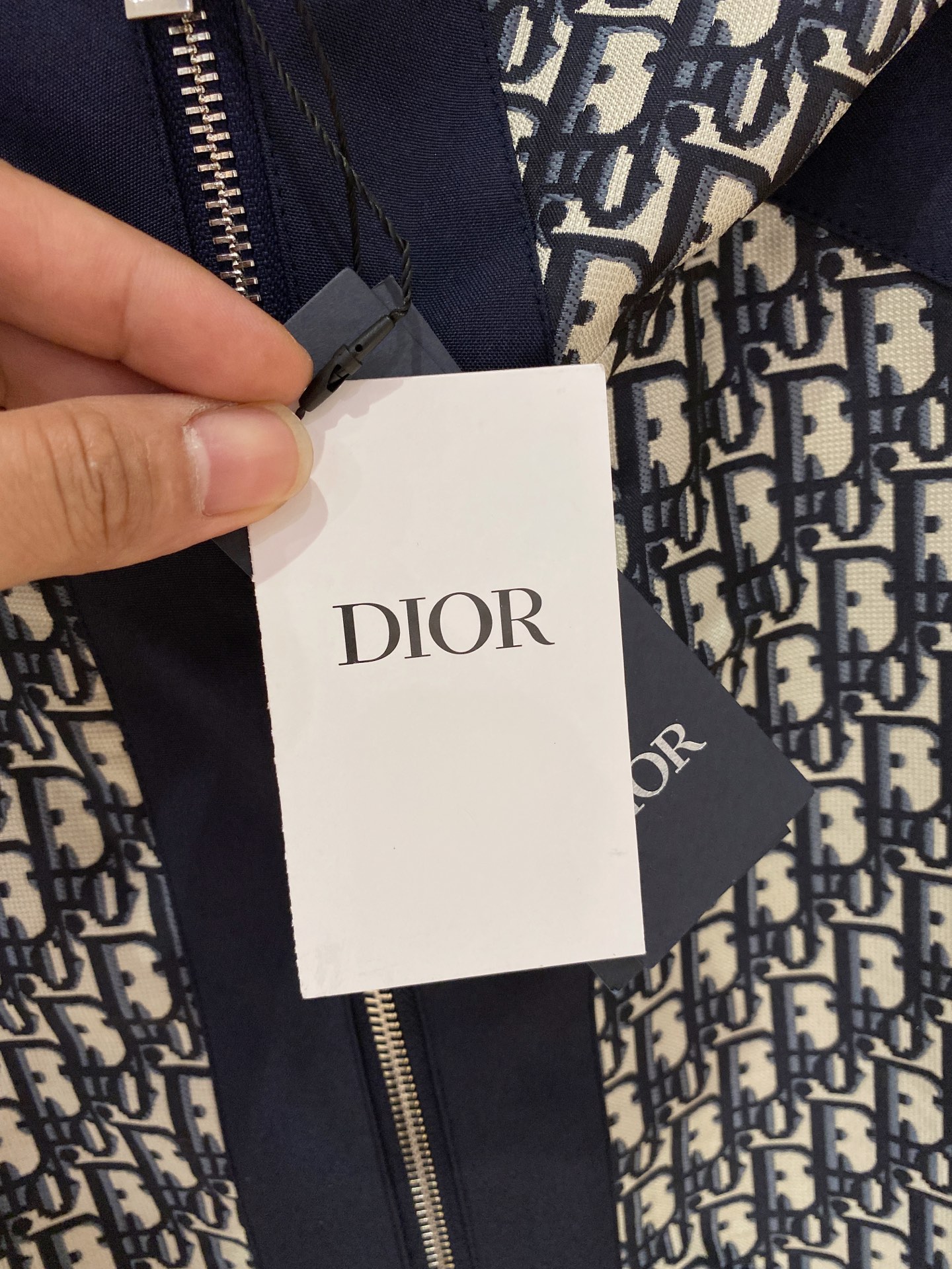 新品。diro家新款夹克外套，秀场新品‼品相非常完美，舒适保暖，三标齐全色泽饱满诱人，非常出彩的设计，轻