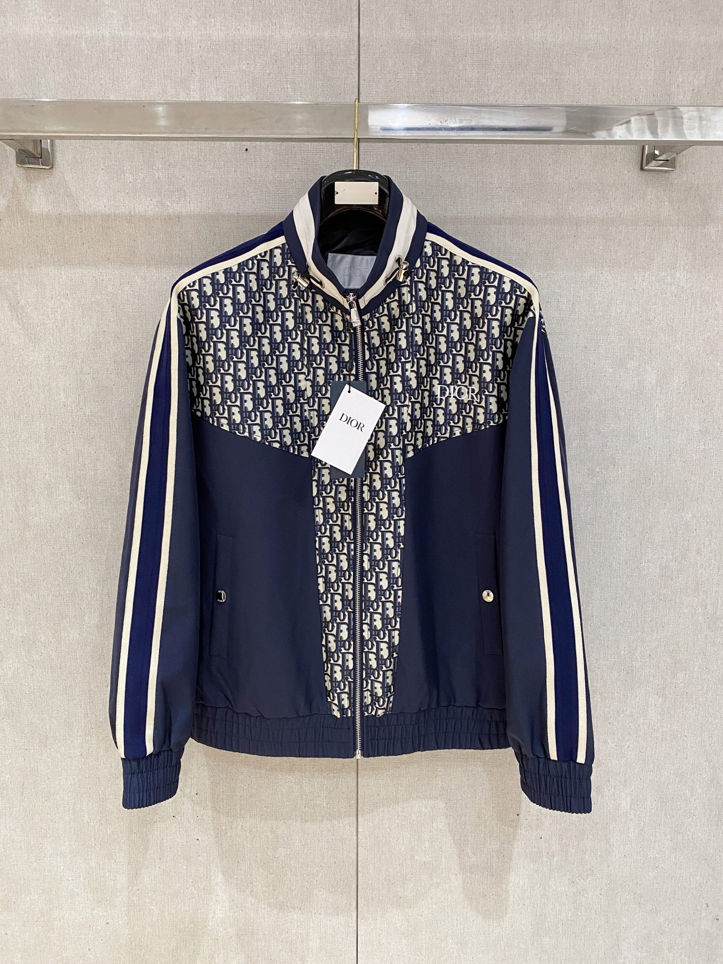 NO:509172,New product.D Home New Jacket Jacket, the new product on the show is perfect, comfortable and warm, the three-standard complete colors and full and attractive, and the very outstanding design easily advances the sense of fashion. The workmanship is extremely exquisite and rigorous, and the wiring is neat and meticulous!  A masterpiece of a big-name designer!  The upper body doesn't look bloated and super handsome!  Spot code M ~ XXXL,,dior,jackets & coats,jackets & coats,alexander wang19860909新品.D家新款夹克外套,秀场新品品相非常完美,舒适保暖,三标齐全色泽饱满诱人,非常出彩的设计,轻松将时髦感进阶,做工极为考究严谨,走线工整细致！大牌设计师巨作！上身不显臃肿、超级帅气！现货码数M ～ XXXL,,dior,jackets & coats,jackets & coats,alexander wang,Men's clothing