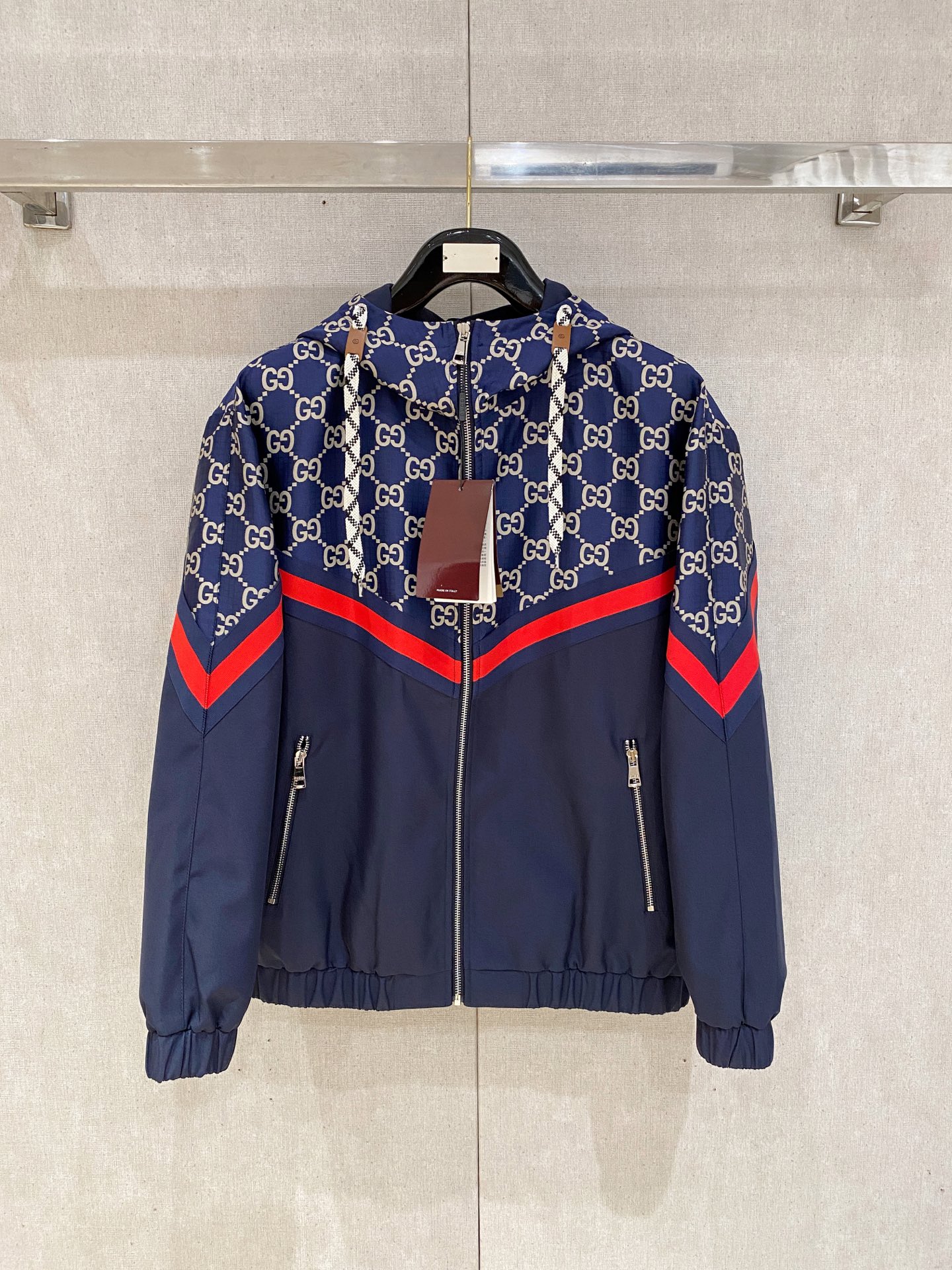 NO:538108,New product. G Home's new jacket jacket, the new product on the show is perfect, comfortable and warm, the three-standard complete colors and full and attractive, and the very outstanding design easily advances the sense of fashion. The workmanship is extremely exquisite and rigorous, and the wiring is neat and meticulous!  A masterpiece of a big-name designer!  The upper body doesn't look bloated and super handsome!  Spot code M ~ XXXL,,gucci,jackets & coats,jackets & coats,alexander wang19860909新品.G家新款夹克外套,秀场新品品相非常完美,舒适保暖,三标齐全色泽饱满诱人,非常出彩的设计,轻松将时髦感进阶,做工极为考究严谨,走线工整细致！大牌设计师巨作！上身不显臃肿、超级帅气！现货码数M ～ XXXL,,gucci,jackets & coats,jackets & coats,alexander wang,Men's clothing