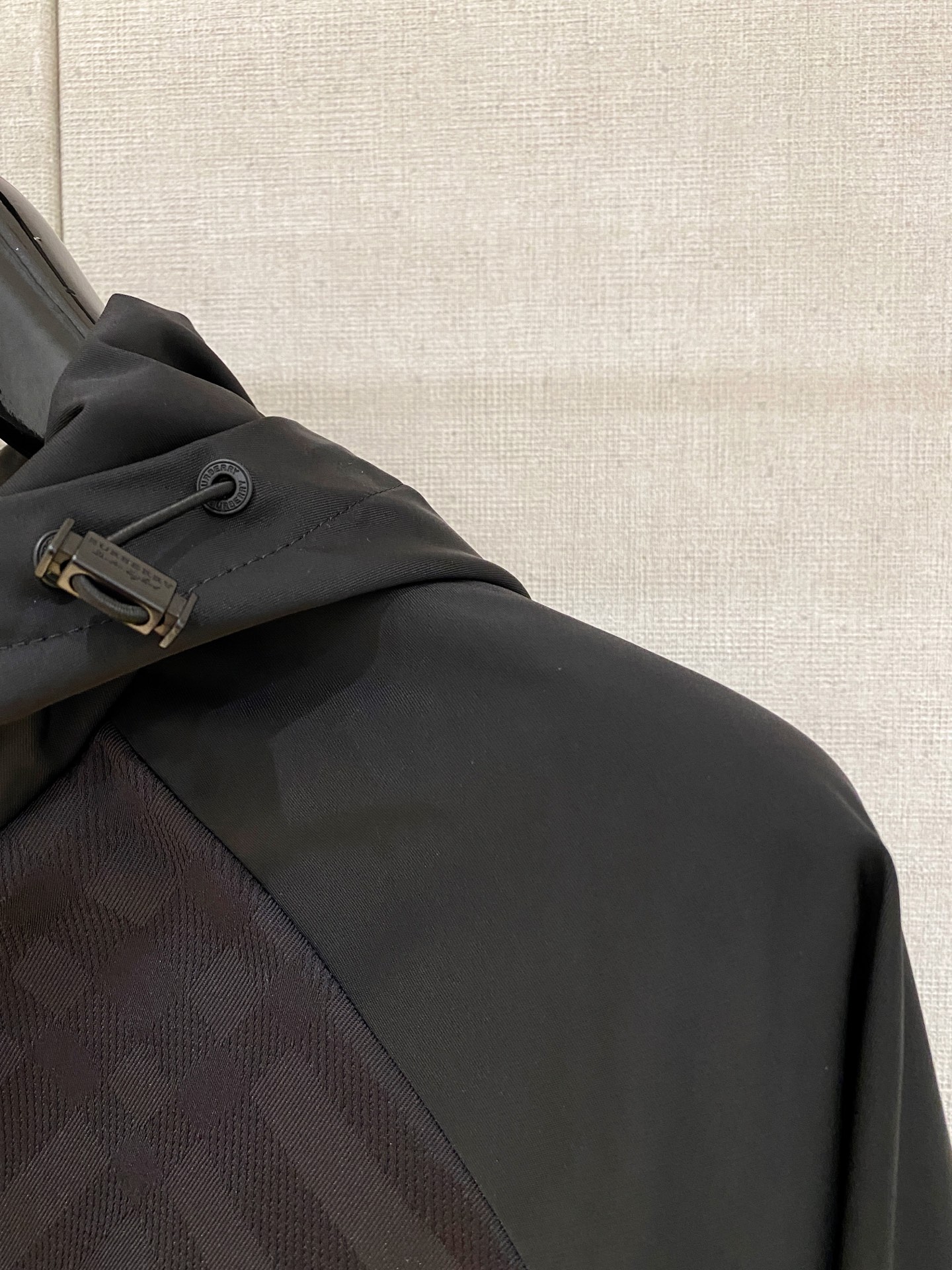 新品。巴宝莉新款夹克外套，秀场新品‼品相非常完美，舒适保暖，三标齐全色泽饱满诱人，非常出彩的设计，轻松将