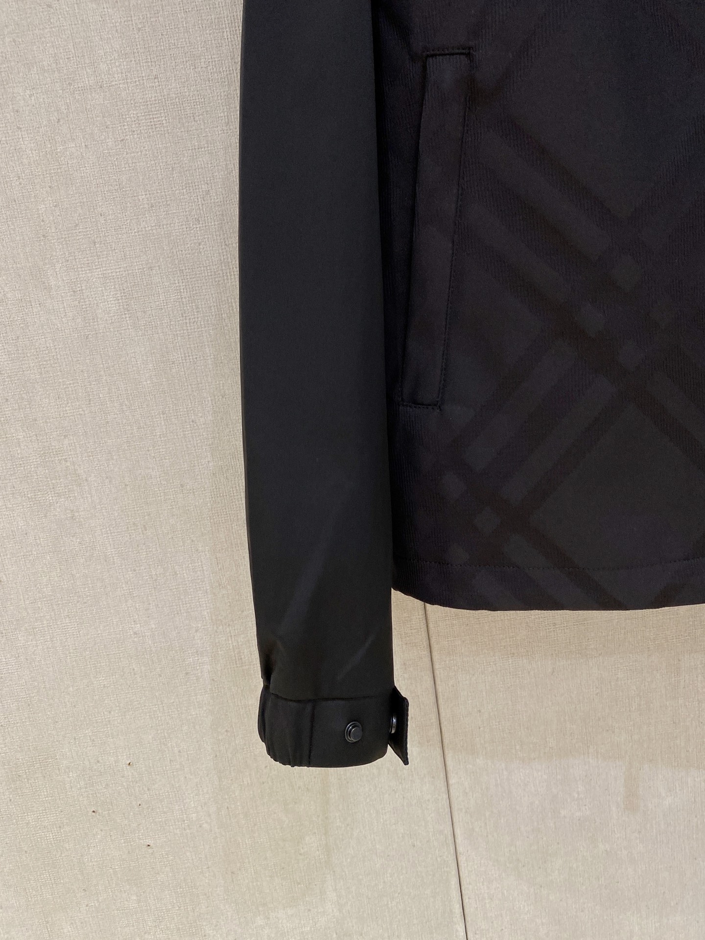 新品。巴宝莉新款夹克外套，秀场新品‼品相非常完美，舒适保暖，三标齐全色泽饱满诱人，非常出彩的设计，轻松将