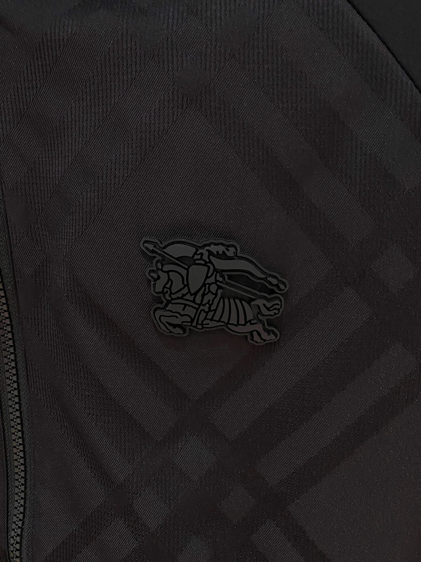 新品。巴宝莉新款夹克外套，秀场新品‼品相非常完美，舒适保暖，三标齐全色泽饱满诱人，非常出彩的设计，轻松将