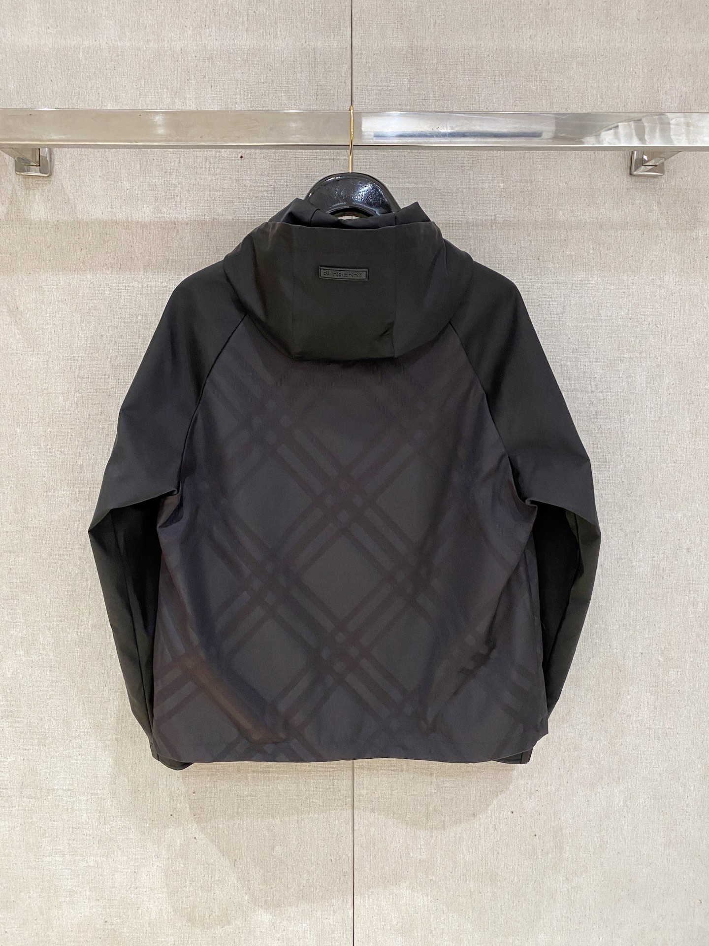 新品。巴宝莉新款夹克外套，秀场新品‼品相非常完美，舒适保暖，三标齐全色泽饱满诱人，非常出彩的设计，轻松将