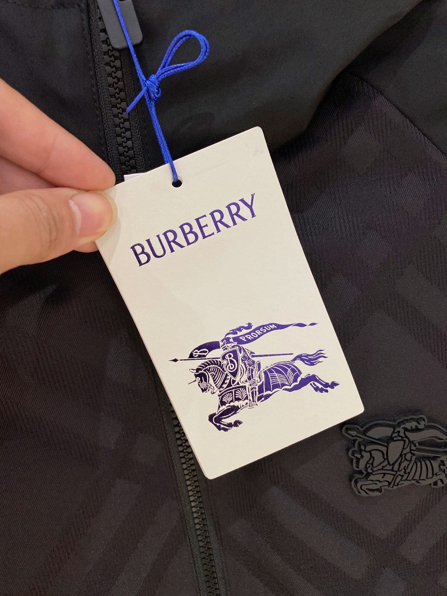 新品。巴宝莉新款夹克外套，秀场新品‼品相非常完美，舒适保暖，三标齐全色泽饱满诱人，非常出彩的设计，轻松将