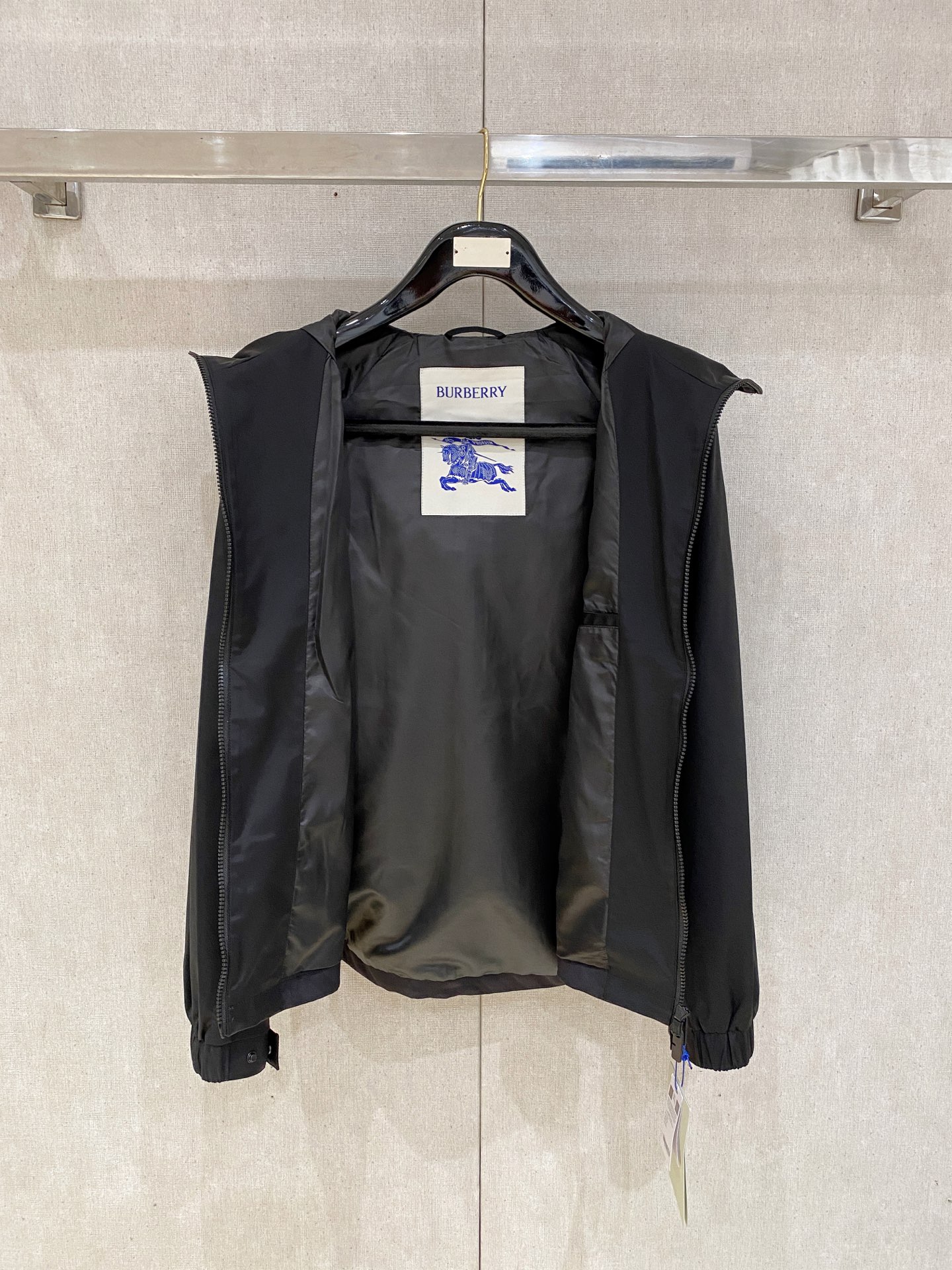 新品。巴宝莉新款夹克外套，秀场新品‼品相非常完美，舒适保暖，三标齐全色泽饱满诱人，非常出彩的设计，轻松将