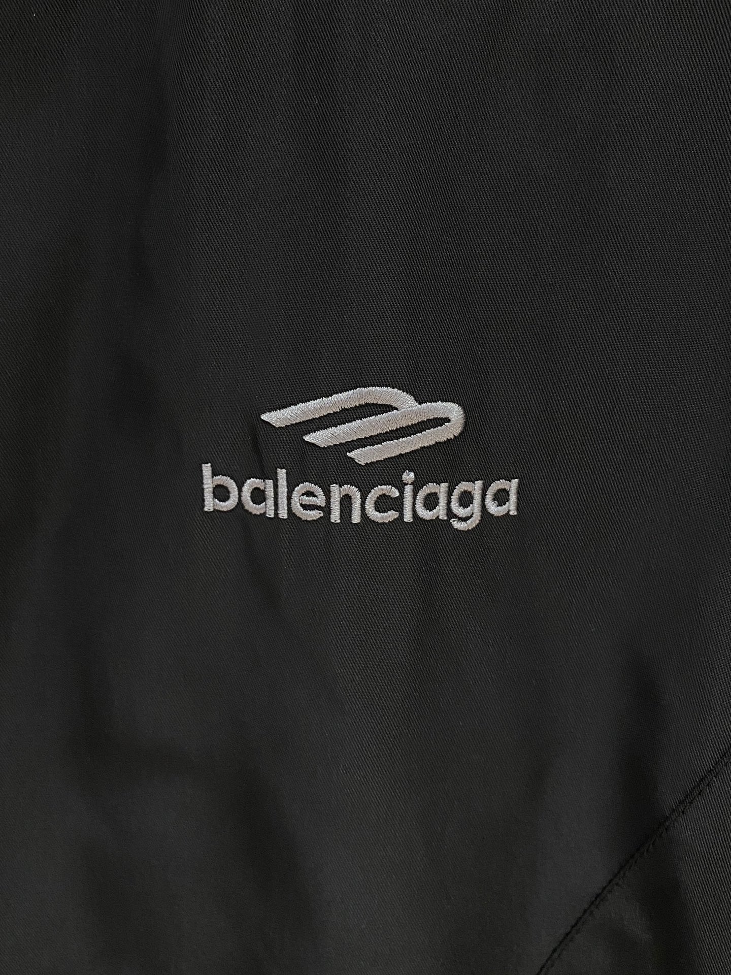 新品 巴黎世家新款夹克外套，秀场新品‼品相非常完美，舒适保暖，三标齐全色泽饱满诱人，非常出彩的设计，轻松