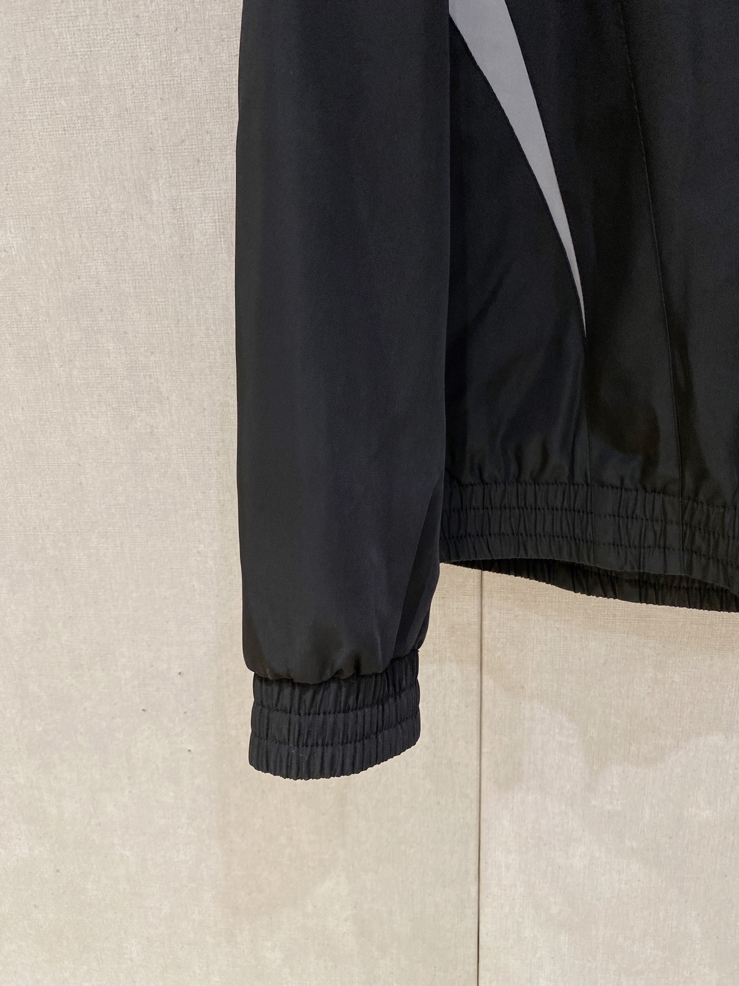 新品 巴黎世家新款夹克外套，秀场新品‼品相非常完美，舒适保暖，三标齐全色泽饱满诱人，非常出彩的设计，轻松