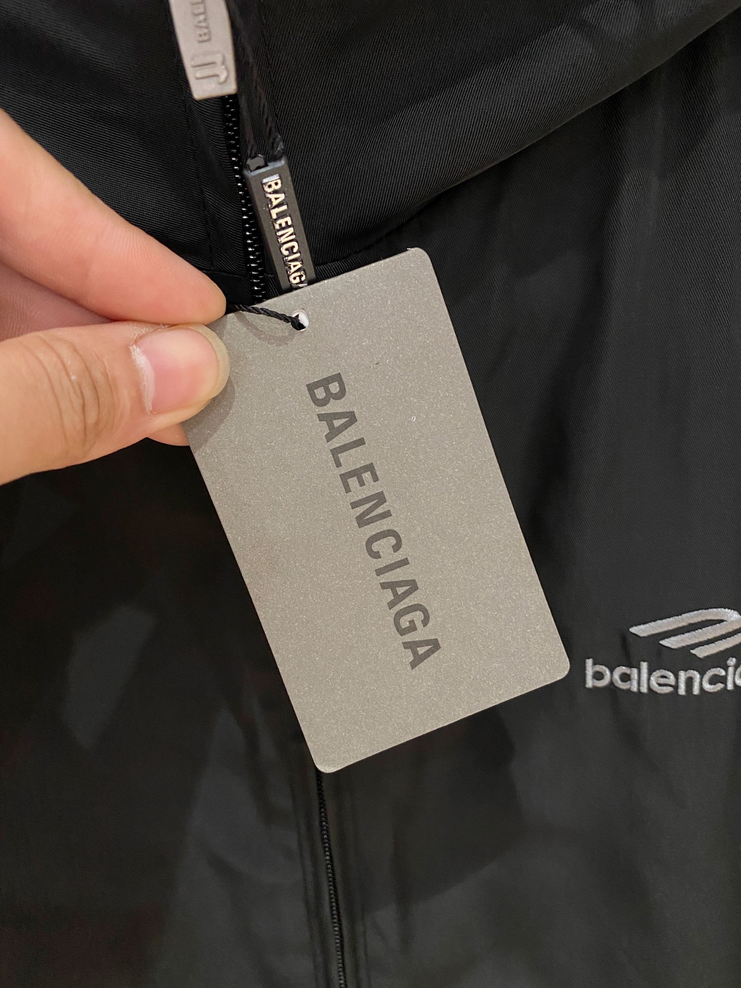 新品 巴黎世家新款夹克外套，秀场新品‼品相非常完美，舒适保暖，三标齐全色泽饱满诱人，非常出彩的设计，轻松