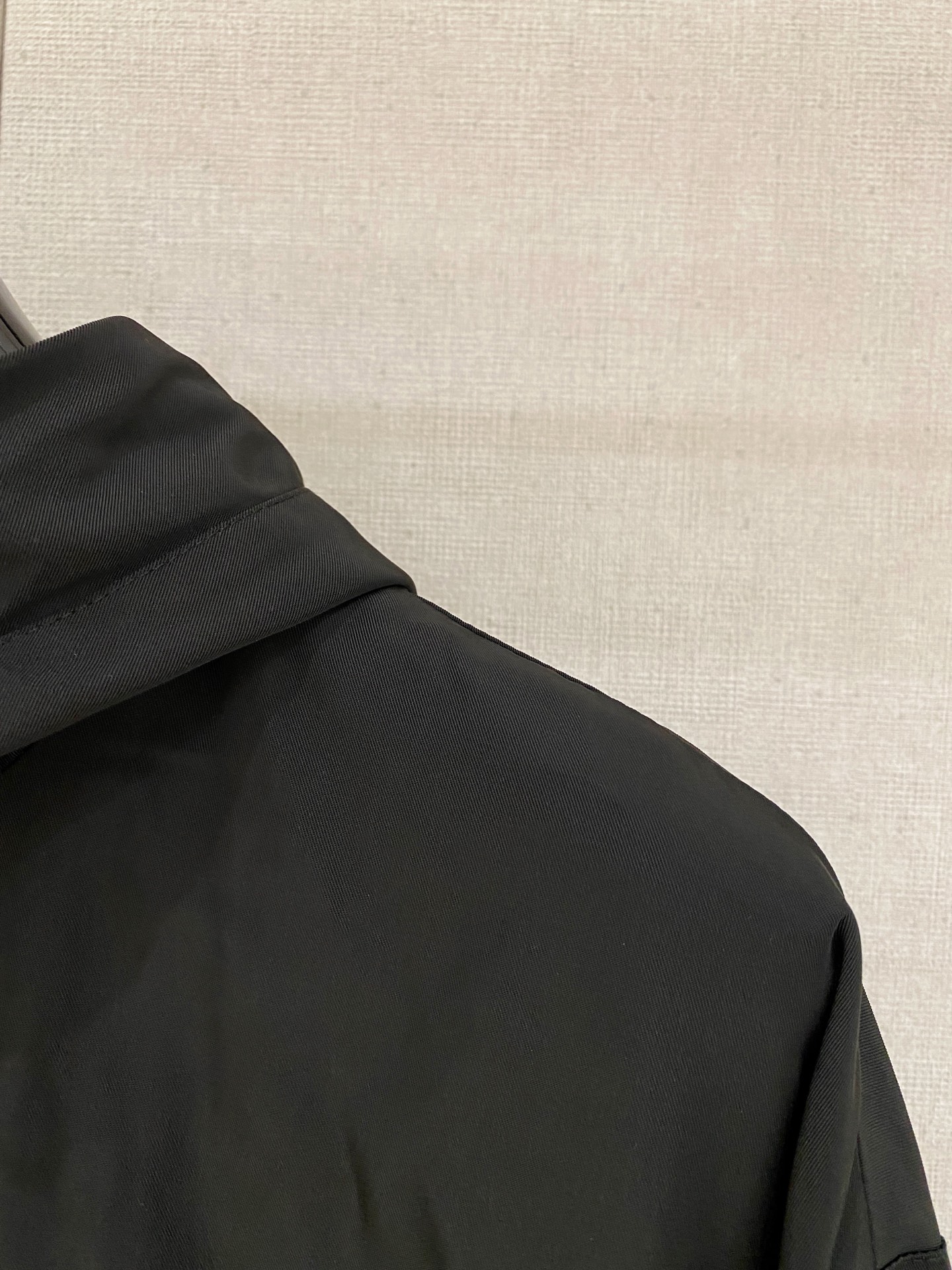 新品 巴黎世家新款夹克外套，秀场新品‼品相非常完美，舒适保暖，三标齐全色泽饱满诱人，非常出彩的设计，轻松