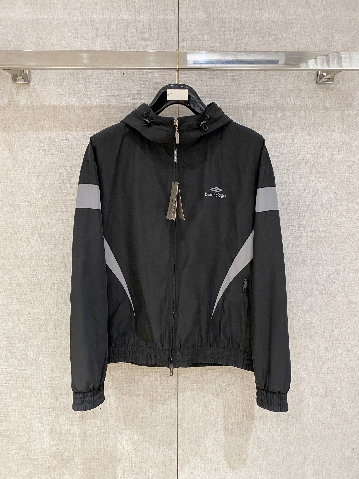 NO:509156,New Products Balenciaga new jacket, the new product on the show is perfect, comfortable and warm, the three-standard complete colors and full and attractive, and the very outstanding design easily advances the sense of fashion, the workmanship is extremely exquisite and rigorous, and the wiring is neat and meticulous!  A masterpiece of a big-name designer!  The upper body doesn't look bloated and super handsome!  Spot code M ~ XXXL,,balenciaga,jackets & coats,jackets & coats,alexander wang19860909新品 巴黎世家新款夹克外套,秀场新品品相非常完美,舒适保暖,三标齐全色泽饱满诱人,非常出彩的设计,轻松将时髦感进阶,做工极为考究严谨,走线工整细致！大牌设计师巨作！上身不显臃肿、超级帅气！现货码数M ～ XXXL,,balenciaga,jackets & coats,jackets & coats,alexander wang,Men's clothing