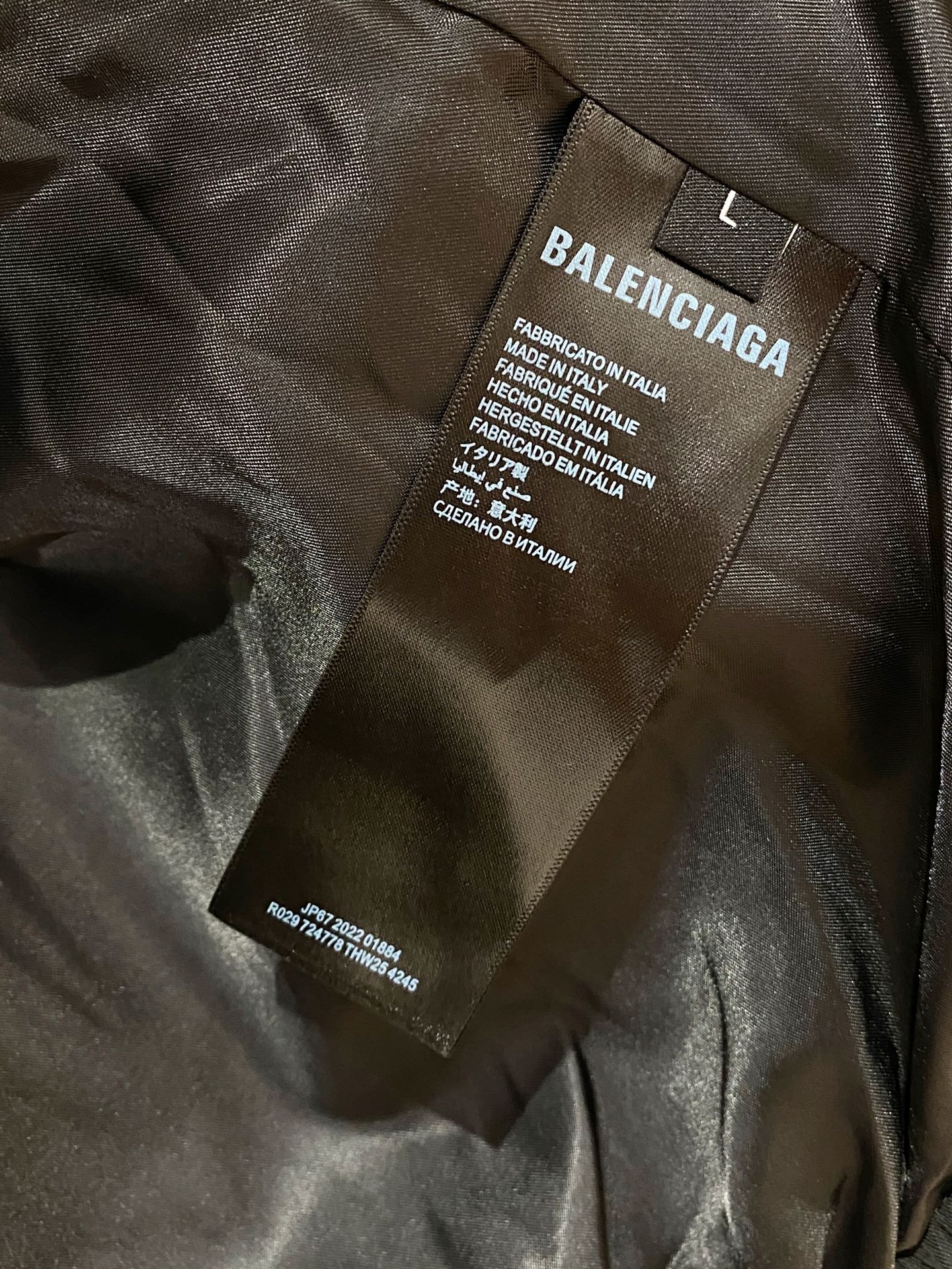 新品 巴黎世家新款夹克外套，秀场新品‼品相非常完美，舒适保暖，三标齐全色泽饱满诱人，非常出彩的设计，轻松