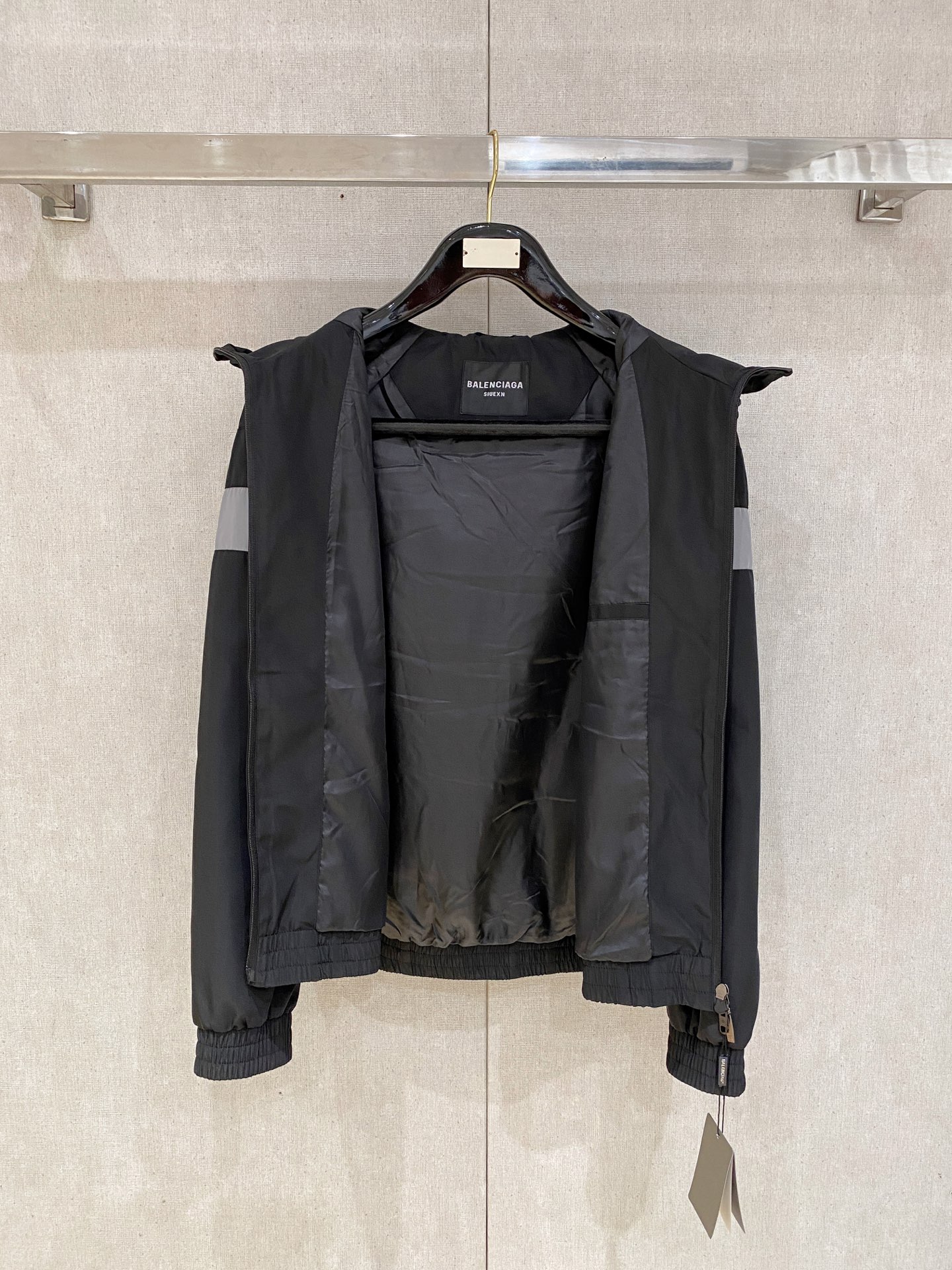 新品 巴黎世家新款夹克外套，秀场新品‼品相非常完美，舒适保暖，三标齐全色泽饱满诱人，非常出彩的设计，轻松