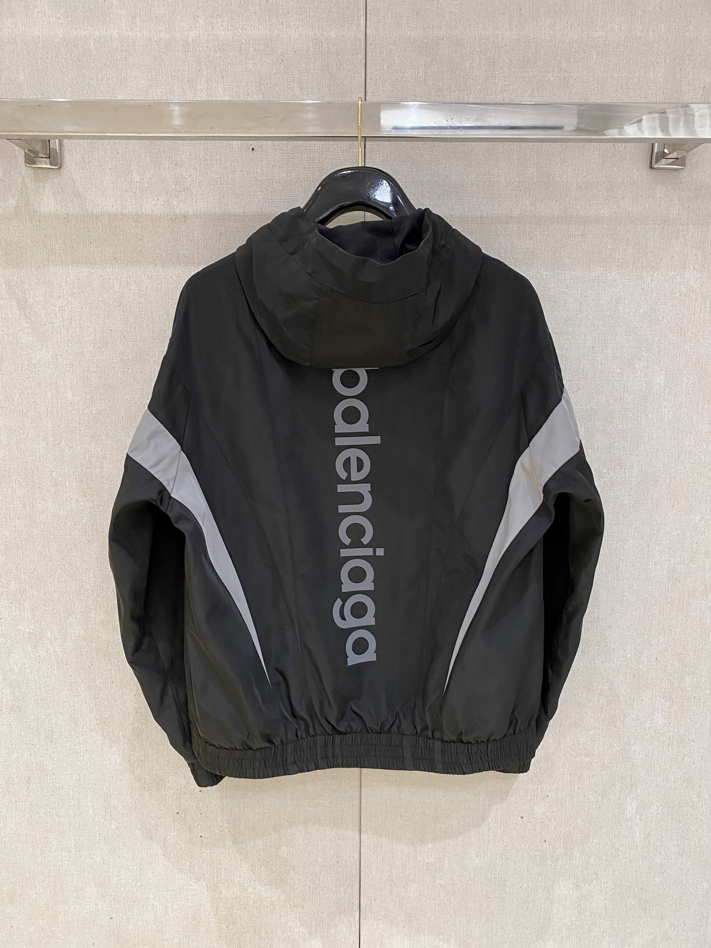 新品 巴黎世家新款夹克外套，秀场新品‼品相非常完美，舒适保暖，三标齐全色泽饱满诱人，非常出彩的设计，轻松