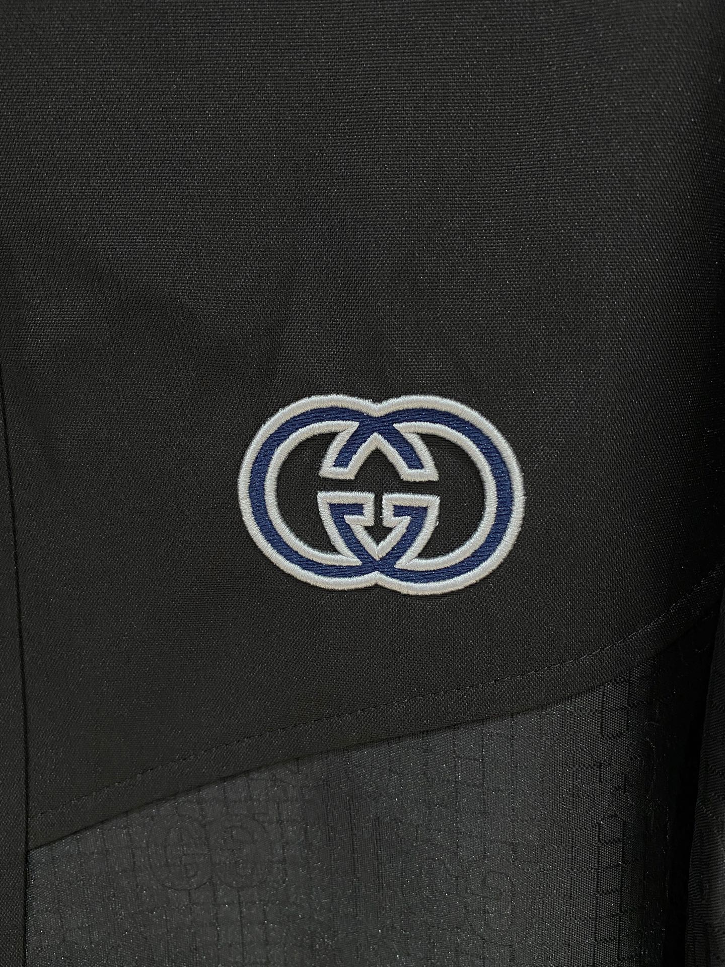 新品。G家新款夹克外套，秀场新品‼品相非常完美，舒适保暖，三标齐全色泽饱满诱人，非常出彩的设计，轻松将时