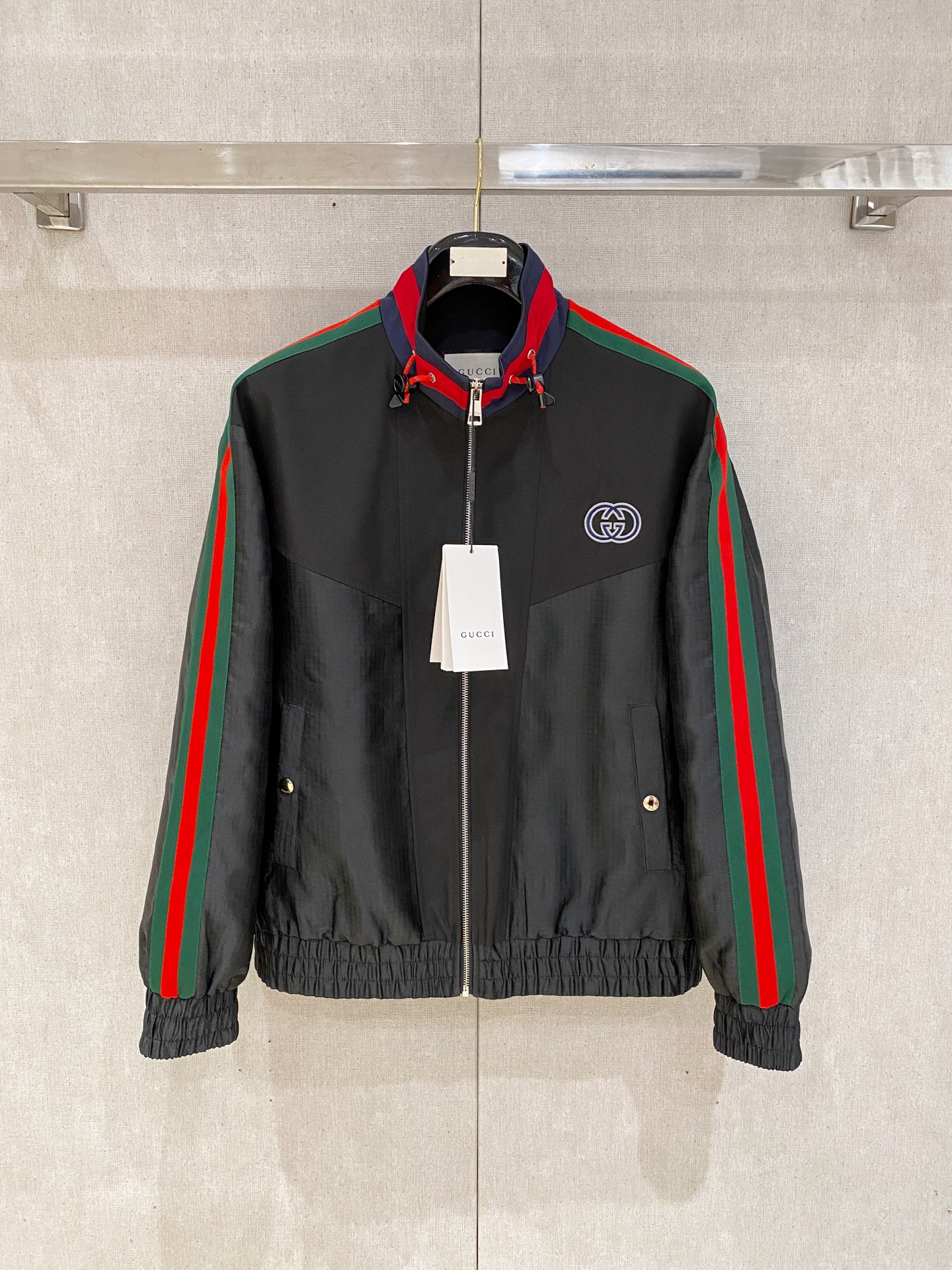 NO:509163,New product. G Home's new jacket jacket, the new product on the show is perfect, comfortable and warm, the three-standard complete colors and full and attractive, and the very outstanding design easily advances the sense of fashion. The workmanship is extremely exquisite and rigorous, and the wiring is neat and meticulous!  A masterpiece of a big-name designer!  The upper body doesn't look bloated and super handsome!  Spot code M ~ XXXL,,gucci,jackets & coats,jackets & coats,alexander wang19860909新品.G家新款夹克外套,秀场新品品相非常完美,舒适保暖,三标齐全色泽饱满诱人,非常出彩的设计,轻松将时髦感进阶,做工极为考究严谨,走线工整细致！大牌设计师巨作！上身不显臃肿、超级帅气！现货码数M ～ XXXL,,gucci,jackets & coats,jackets & coats,alexander wang,Men's clothing