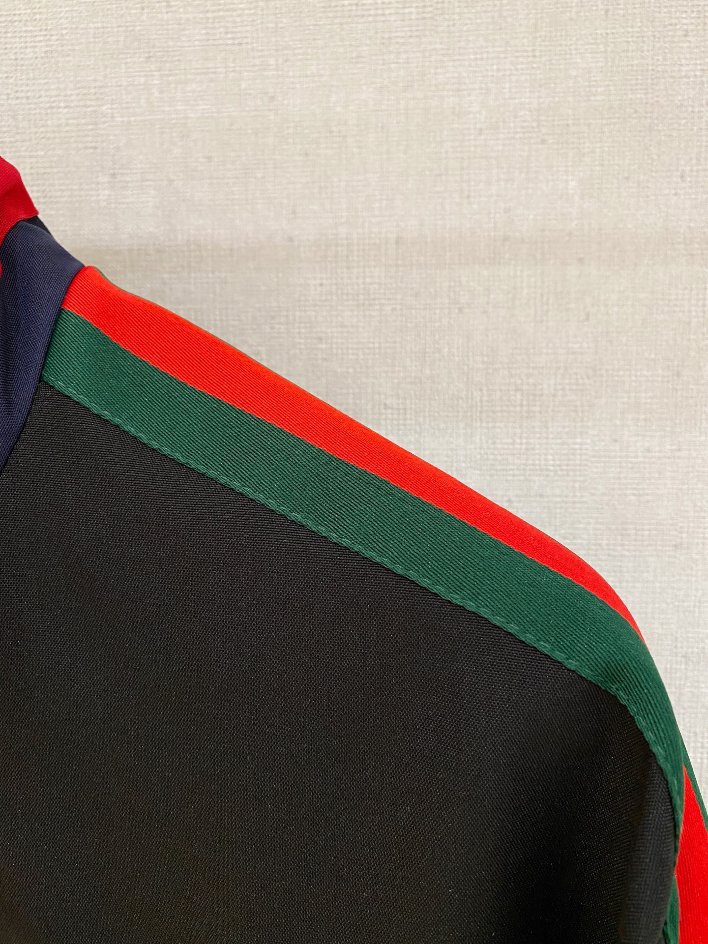 新品。G家新款夹克外套，秀场新品‼品相非常完美，舒适保暖，三标齐全色泽饱满诱人，非常出彩的设计，轻松将时