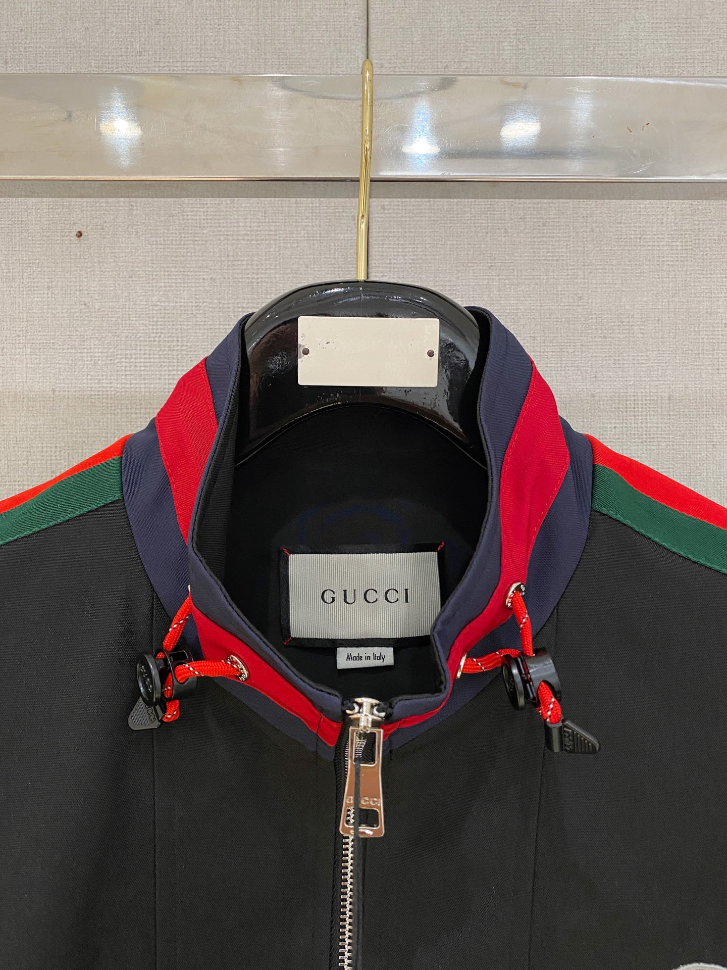 新品。G家新款夹克外套，秀场新品‼品相非常完美，舒适保暖，三标齐全色泽饱满诱人，非常出彩的设计，轻松将时