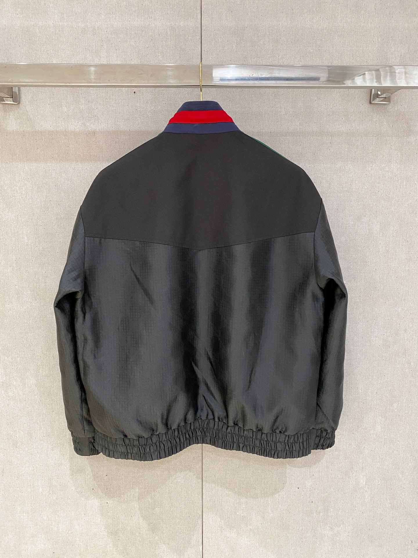 新品。G家新款夹克外套，秀场新品‼品相非常完美，舒适保暖，三标齐全色泽饱满诱人，非常出彩的设计，轻松将时