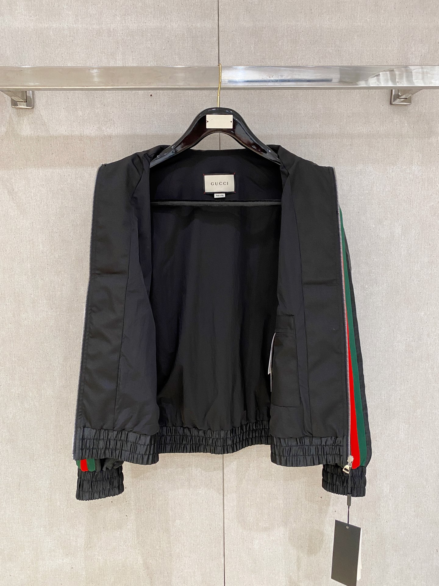 新品。G家新款夹克外套，秀场新品‼品相非常完美，舒适保暖，三标齐全色泽饱满诱人，非常出彩的设计，轻松将时