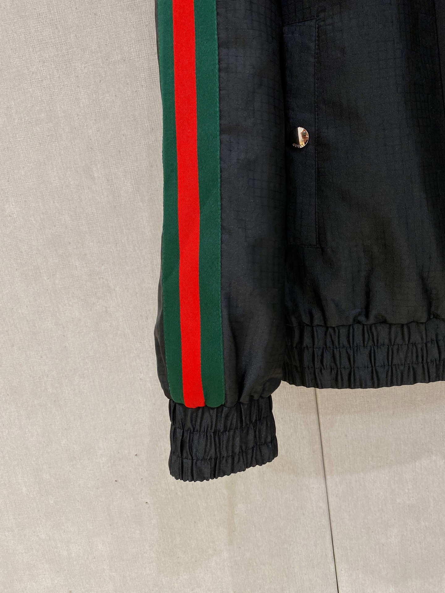 新品。G家新款夹克外套，秀场新品‼品相非常完美，舒适保暖，三标齐全色泽饱满诱人，非常出彩的设计，轻松将时