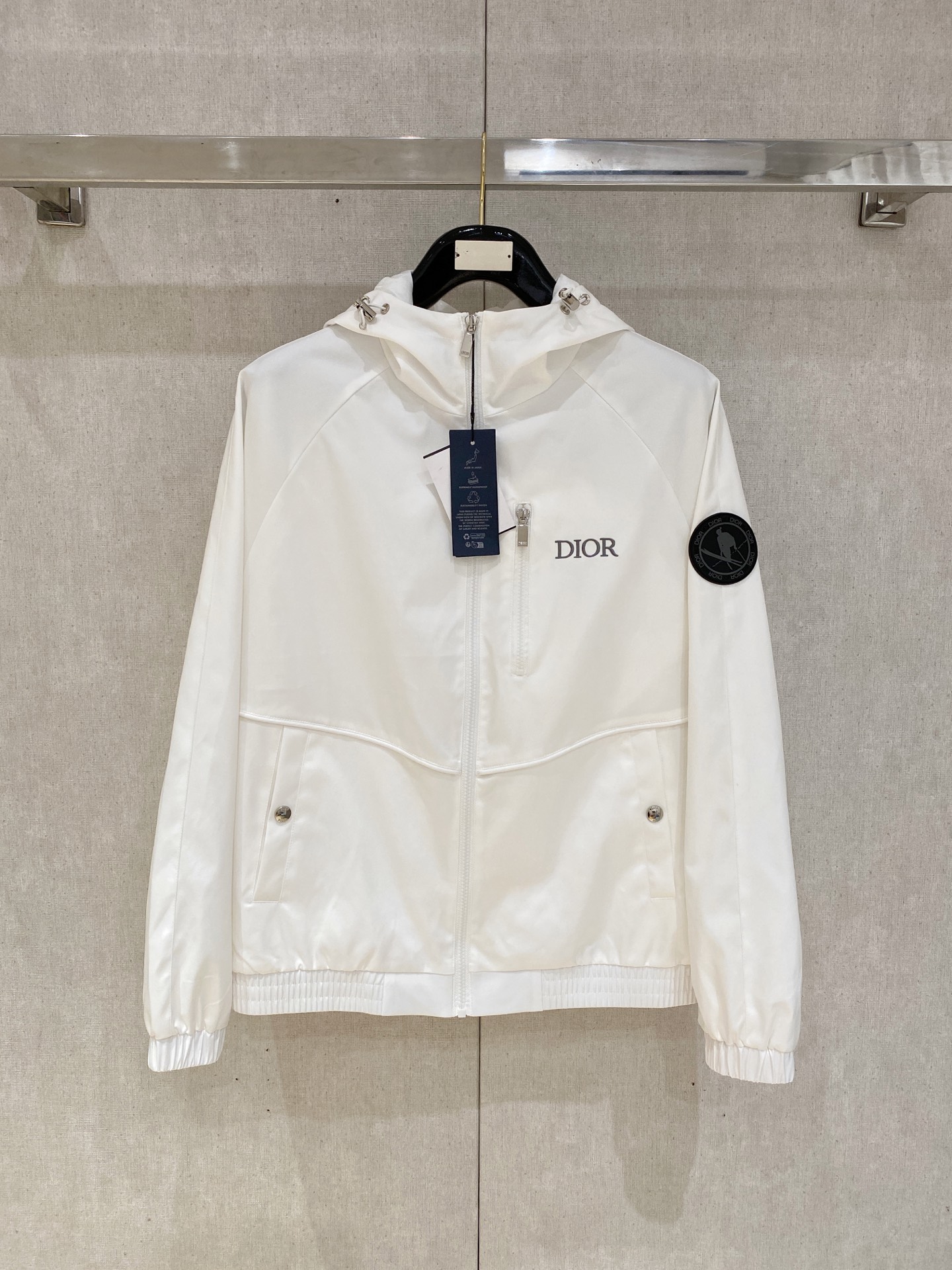 NO:538109,New product.Dio*Disant Alliance new jacket jacket, the new product on the show is perfect, comfortable and warm, the three standards are complete in color and full and attractive, and the very outstanding design easily advances the sense of fashion. The workmanship is extremely exquisite and rigorous, and the wiring is neat and meticulous!  A masterpiece of a big-name designer!  The upper body doesn't look bloated and super handsome!  Spot code M ~ XXXL,,dior,jackets & coats,jackets & coats,alexander wang19860909新品.Dio*迪桑特联盟新款夹克外套,秀场新品品相非常完美,舒适保暖,三标齐全色泽饱满诱人,非常出彩的设计,轻松将时髦感进阶,做工极为考究严谨,走线工整细致！大牌设计师巨作！上身不显臃肿、超级帅气！现货码数M ～ XXXL,,dior,jackets & coats,jackets & coats,alexander wang,Men's clothing