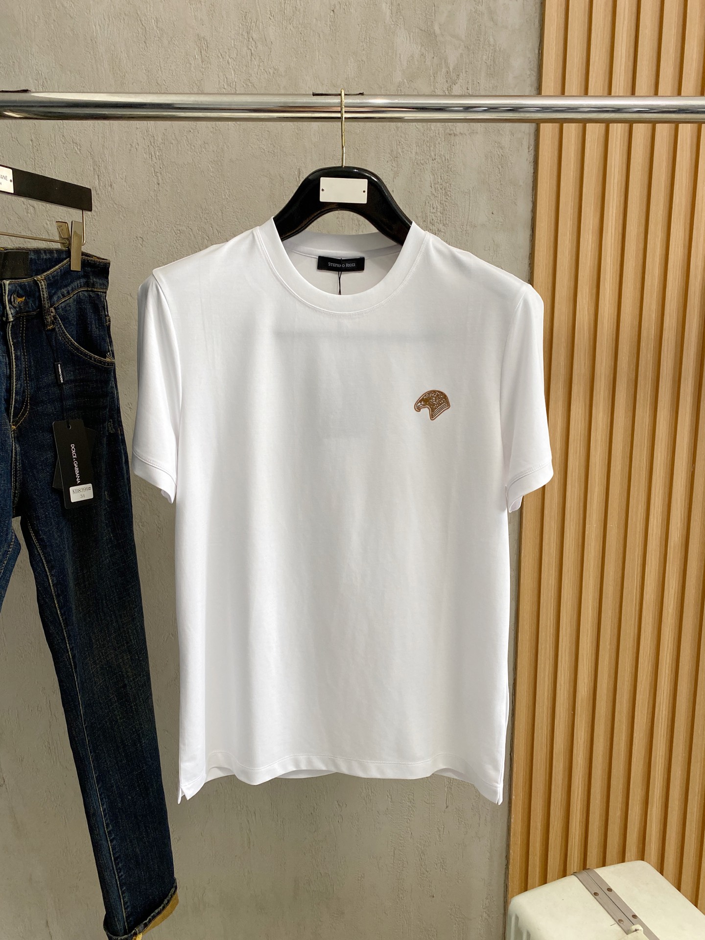 NO:508188,Stephen’s new spring and summer style first-time counter latest round neck short sleeves, high-end customization, avant-garde and fashionable design!  Brand logo heavy craft design, high-end customized 100 double-sided mercerated cotton fabric, soft feel, comfortable to wear, exquisite counter-level car line, fine workmanship, invincible and handsome upper body effect!  A must-have item for handsome men!  Code number M-3xL, T-shirt, alexander wang19860909斯蒂芬 春夏新款首发专柜最新款圆领短袖 高端订制 设计前卫时尚！品牌logo重工艺设计 高端定制100支双面丝光棉面料.手感柔软.穿着舒适.专柜级别精致车线.做工精细.上身效果无敌帅气！型男必备单品！码数M-3xL,,T-shirt,alexander wang,Men's clothing