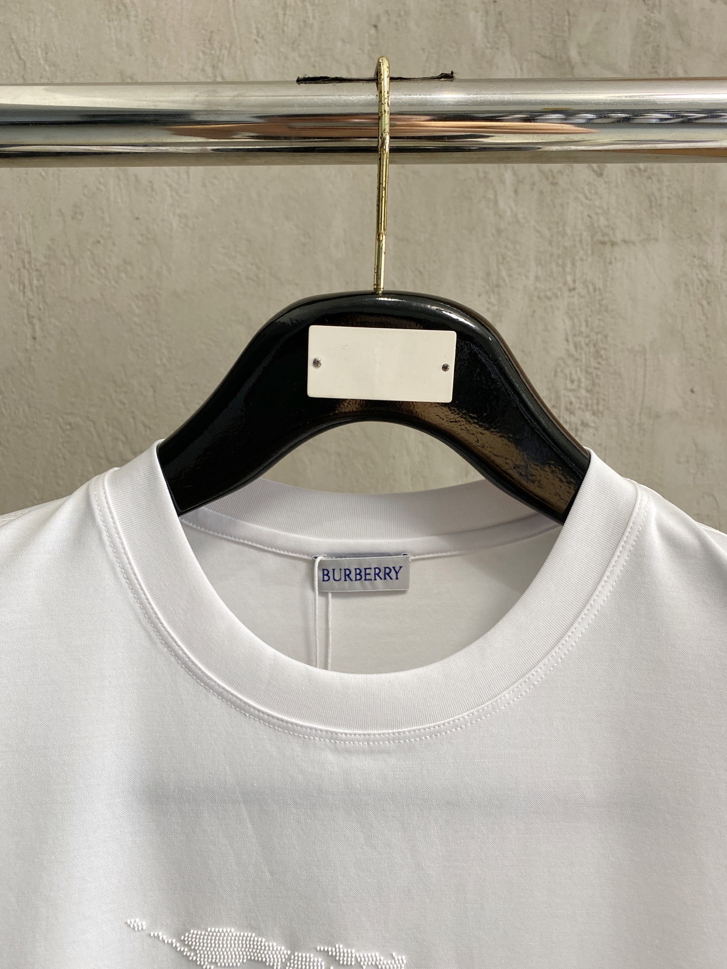  巴宝莉 2025春夏新款首发专柜最新款圆领短袖 高端订制 设计前卫时尚！品牌logo重工艺设计 高端定