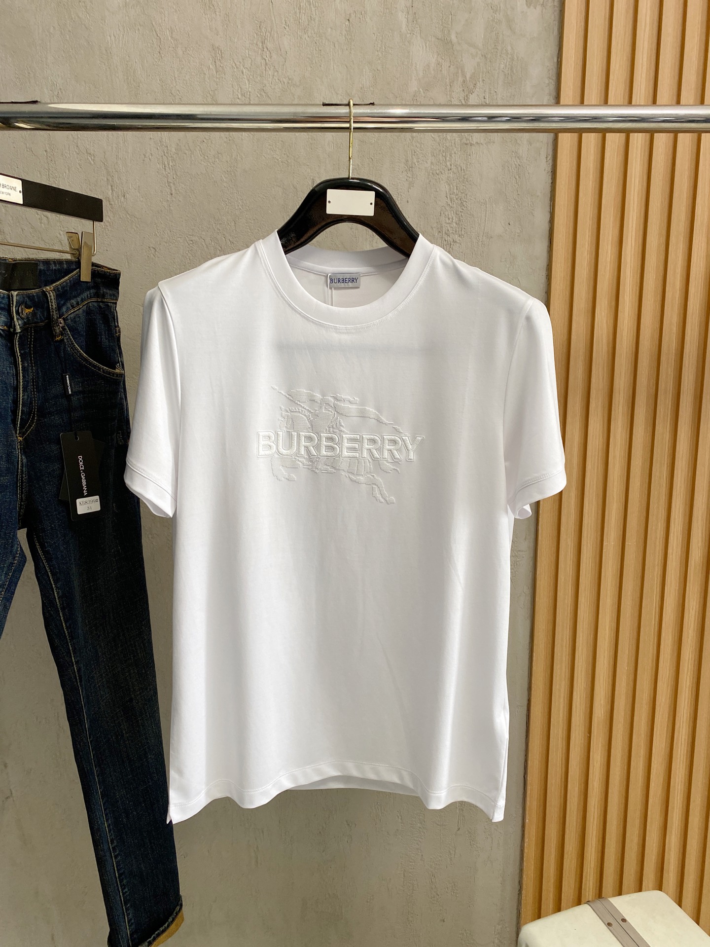 NO:508189,Burberry's new spring and summer new styles in the first counter, the latest round neck short sleeves, high-end customization, avant-garde and fashionable design!  Brand logo heavy craft design, high-end customized 100 double-sided mercerated cotton fabric, soft feel, comfortable to wear, exquisite counter-level car line, fine workmanship, invincible and handsome upper body effect!  A must-have item for handsome men!  Code number M-3xL, burberry, T-shirt, alexander wang19860909巴宝莉 春夏新款首发专柜最新款圆领短袖 高端订制 设计前卫时尚！品牌logo重工艺设计 高端定制100支双面丝光棉面料.手感柔软.穿着舒适.专柜级别精致车线.做工精细.上身效果无敌帅气！型男必备单品！码数M-3xL,,burberry,T-shirt,alexander wang,Men's clothing