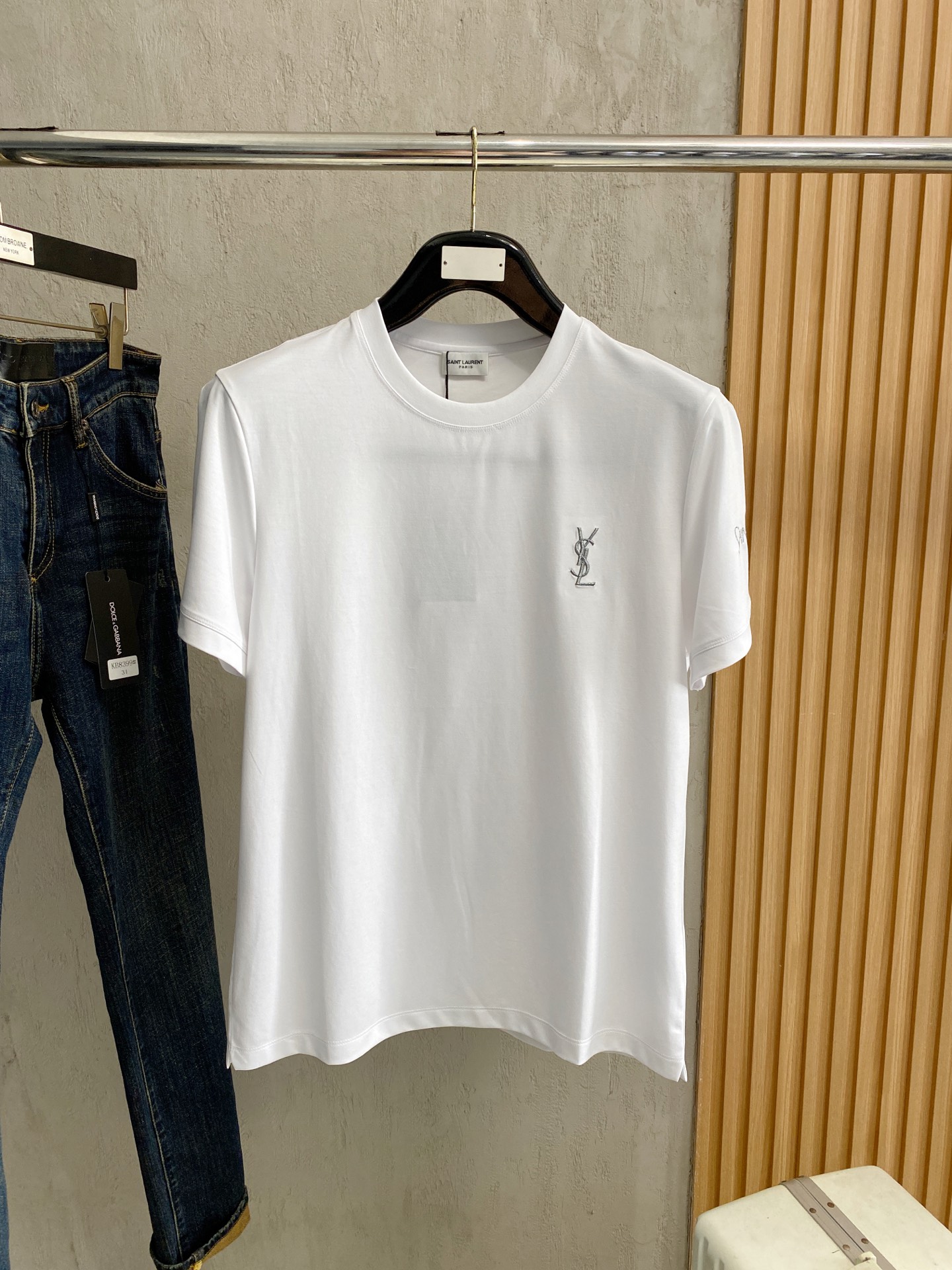 NO:508190,Saint Laurent's new spring and summer style first-time counter latest round neck short sleeves, high-end customization, avant-garde and fashionable design!  Brand logo heavy craft design, high-end customized 100 double-sided mercerated cotton fabric, soft feel, comfortable to wear, exquisite counter-level car line, fine workmanship, invincible and handsome upper body effect!  A must-have item for handsome men!  Code number M-3xL, saint laurent, T-shirt, alexander wang19860909圣罗兰 春夏新款首发专柜最新款圆领短袖 高端订制 设计前卫时尚！品牌logo重工艺设计 高端定制100支双面丝光棉面料.手感柔软.穿着舒适.专柜级别精致车线.做工精细.上身效果无敌帅气！型男必备单品！码数M-3xL,,saint laurent,T-shirt,alexander wang,Men's clothing