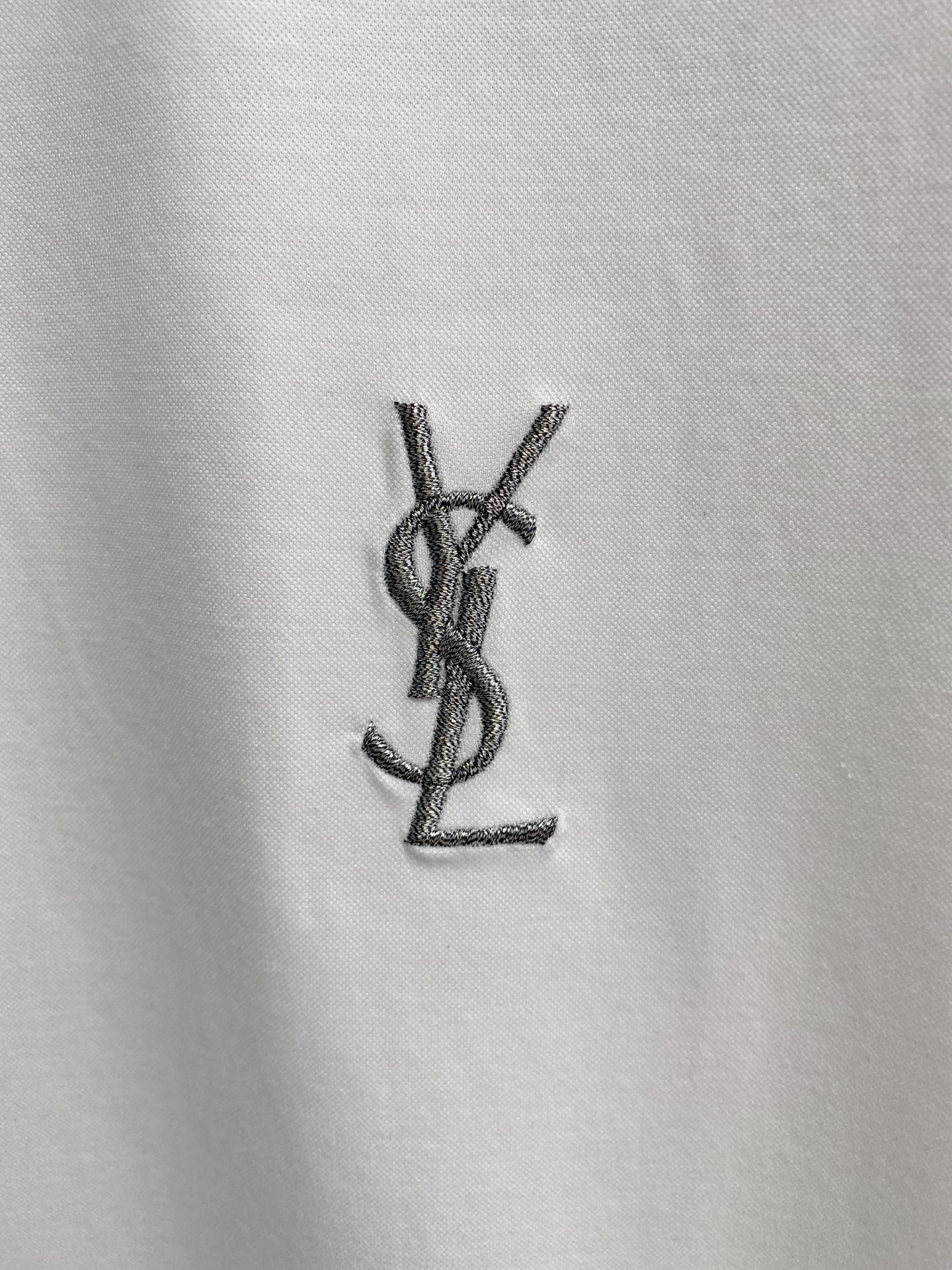  圣罗兰 2025春夏新款首发专柜最新款圆领短袖 高端订制 设计前卫时尚！品牌logo重工艺设计 高端定